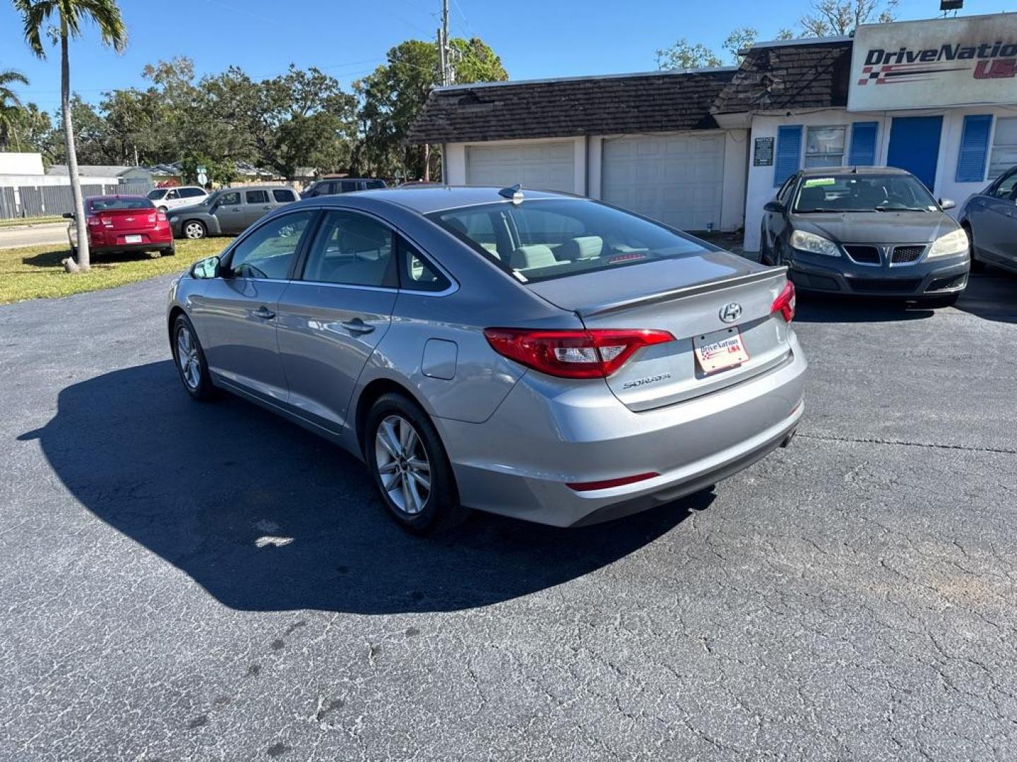 2016 SILVER HYUNDAI SONATA SE (5NPE24AF0GH) with an 2.4L engine, Automatic transmission, located at 2929 9th St. West, Bradenton, 34205, (941) 242-2810, 27.473591, -82.570679 - Thanks for inquring into DriveNation USA! All vehicles listed can be viewed at www.drivenationusa.com for vehicle history reports and additonal info. We cannot quote any terms such as down payments or monthly payments without an application. You can apply directly at www.drivenationusa.com or by con - Photo#5