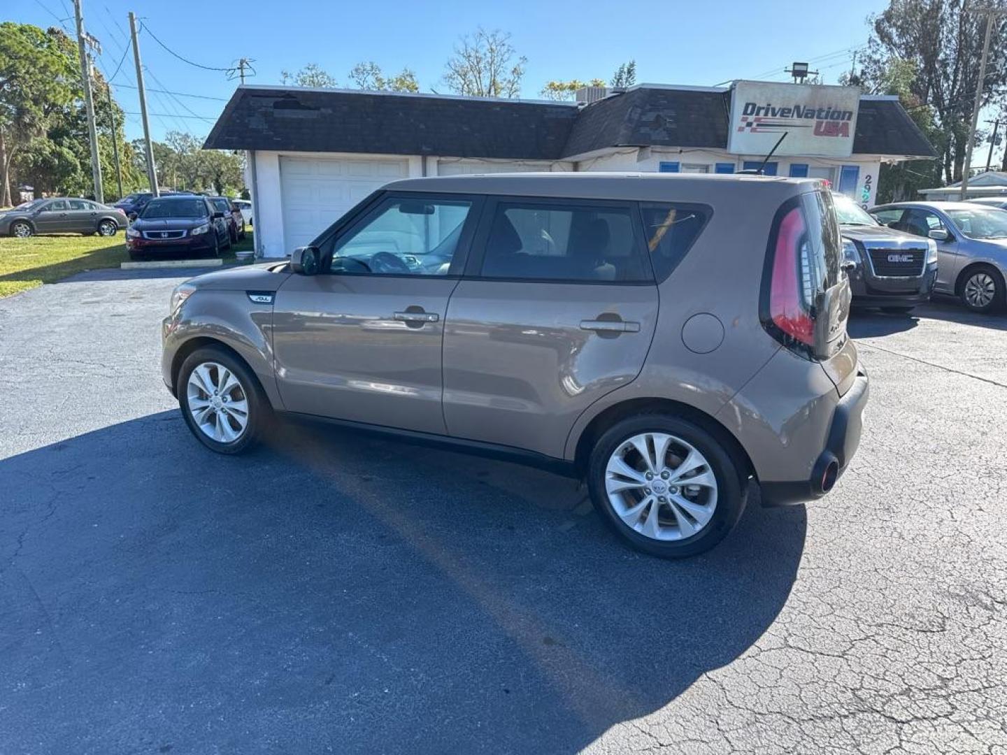 2015 TAN KIA SOUL + (KNDJP3A55F7) with an 2.0L engine, Automatic transmission, located at 2929 9th St. West, Bradenton, 34205, (941) 242-2810, 27.473591, -82.570679 - Photo#4