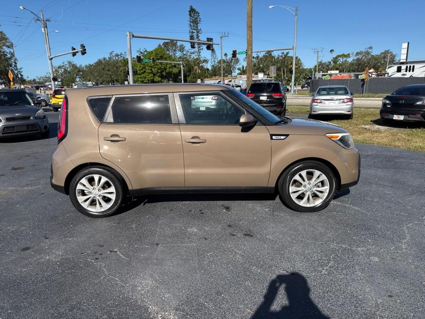 2015 TAN KIA SOUL + (KNDJP3A55F7) with an 2.0L engine, Automatic transmission, located at 2929 9th St. West, Bradenton, 34205, (941) 242-2810, 27.473591, -82.570679 - Photo#7