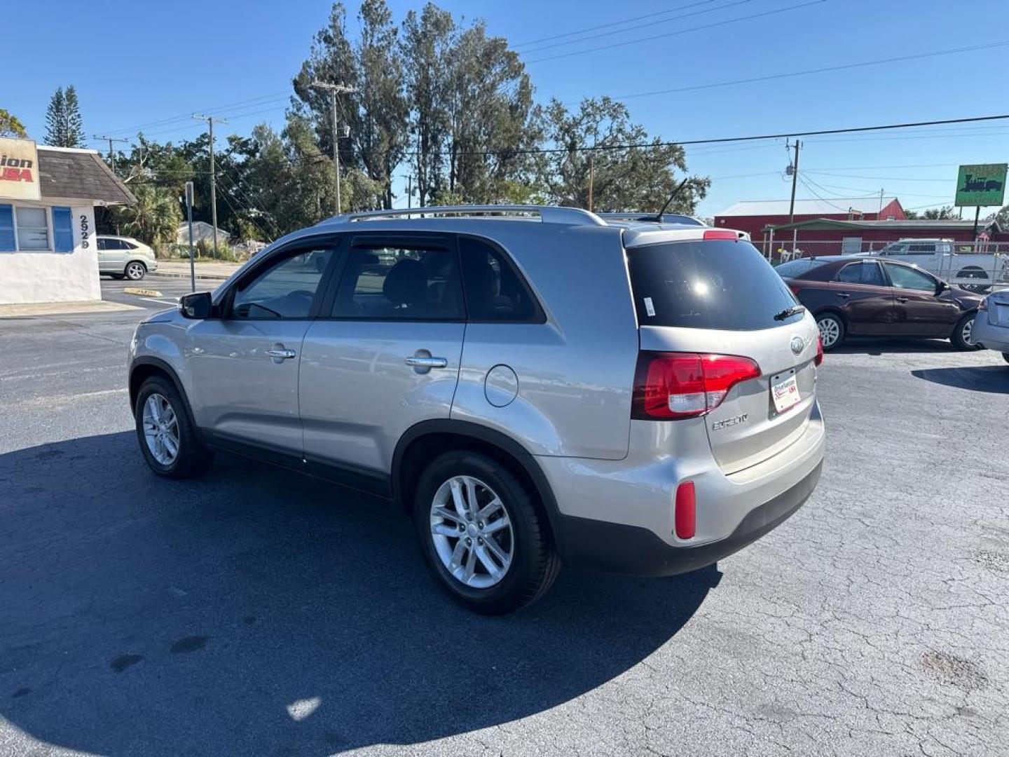 2014 SILVER KIA SORENTO LX (5XYKT4A76EG) with an 3.3L engine, Automatic transmission, located at 2929 9th St. West, Bradenton, 34205, (941) 242-2810, 27.473591, -82.570679 - Thanks for inquring into DriveNation USA! All vehicles listed can be viewed at www.drivenationusa.com for vehicle history reports and additonal info. We cannot quote any terms such as down payments or monthly payments without an application. You can apply directly at www.drivenationusa.com or by con - Photo#5