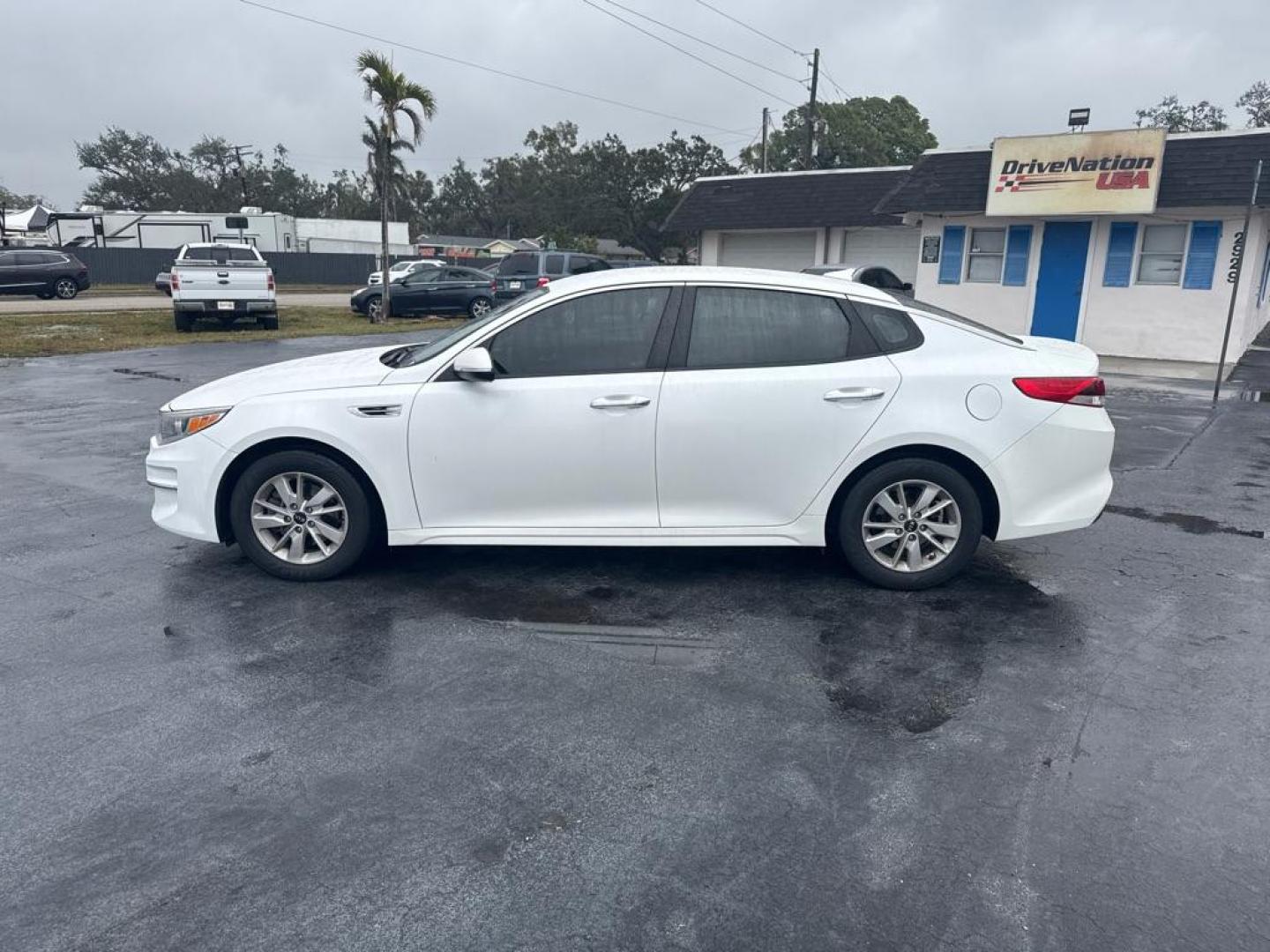 2016 WHITE KIA OPTIMA LX (KNAGT4L30G5) with an 2.4L engine, Automatic transmission, located at 2929 9th St. West, Bradenton, 34205, (941) 242-2810, 27.473591, -82.570679 - Thanks for inquring into DriveNation USA! All vehicles listed can be viewed at www.drivenationusa.com for vehicle history reports and additonal info. We cannot quote any terms such as down payments or monthly payments without an application. You can apply directly at www.drivenationusa.com or by con - Photo#5