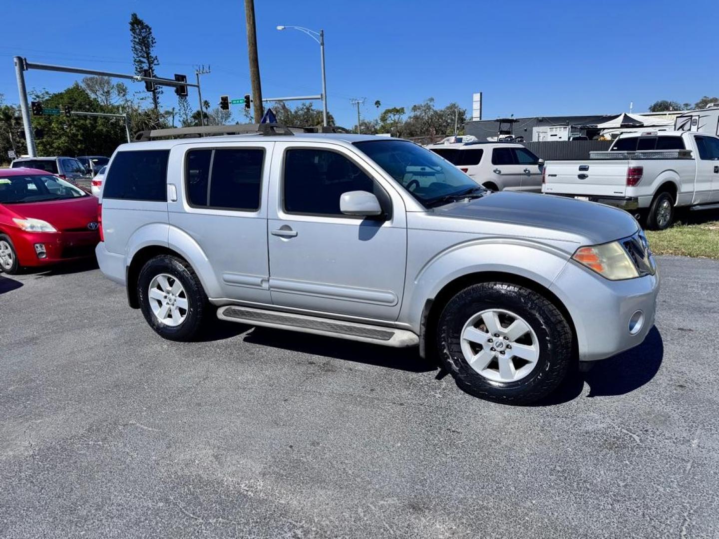 2008 SILVER NISSAN PATHFINDER S (5N1AR18U38C) with an 4.0L engine, Continuously Variable transmission, located at 2929 9th St. West, Bradenton, 34205, (941) 242-2810, 27.473591, -82.570679 - Photo#1