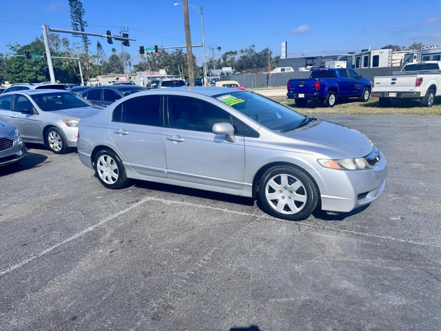 2009 SILVER HONDA CIVIC LX (2HGFA16539H) with an 1.8L engine, Automatic transmission, located at 2929 9th St. West, Bradenton, 34205, (941) 242-2810, 27.473591, -82.570679 - Thanks for inquring into DriveNation USA! All vehicles listed can be viewed at www.drivenationusa.com for vehicle history reports and additonal info. We cannot quote any terms such as down payments or monthly payments without an application. You can apply directly at www.drivenationusa.com or by con - Photo#0