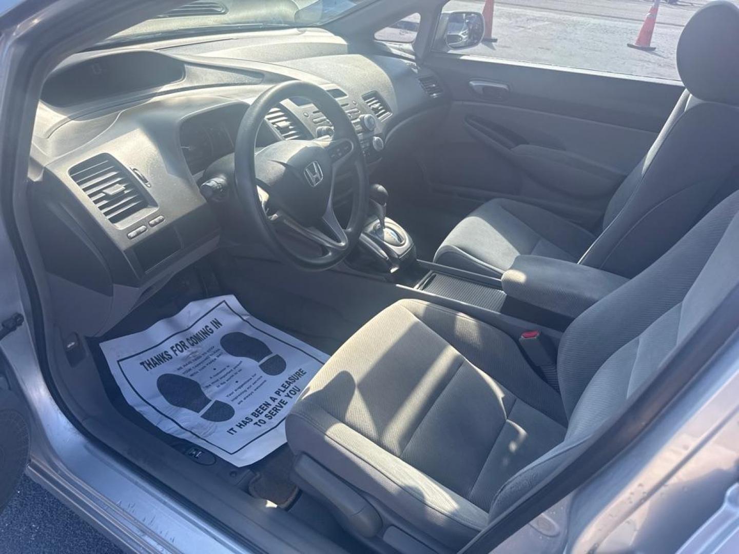 2009 SILVER HONDA CIVIC LX (2HGFA16539H) with an 1.8L engine, Automatic transmission, located at 2929 9th St. West, Bradenton, 34205, (941) 242-2810, 27.473591, -82.570679 - Thanks for inquring into DriveNation USA! All vehicles listed can be viewed at www.drivenationusa.com for vehicle history reports and additonal info. We cannot quote any terms such as down payments or monthly payments without an application. You can apply directly at www.drivenationusa.com or by con - Photo#9
