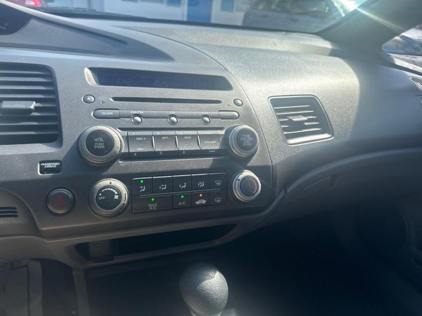 2009 SILVER HONDA CIVIC LX (2HGFA16539H) with an 1.8L engine, Automatic transmission, located at 2929 9th St. West, Bradenton, 34205, (941) 242-2810, 27.473591, -82.570679 - Thanks for inquring into DriveNation USA! All vehicles listed can be viewed at www.drivenationusa.com for vehicle history reports and additonal info. We cannot quote any terms such as down payments or monthly payments without an application. You can apply directly at www.drivenationusa.com or by con - Photo#11