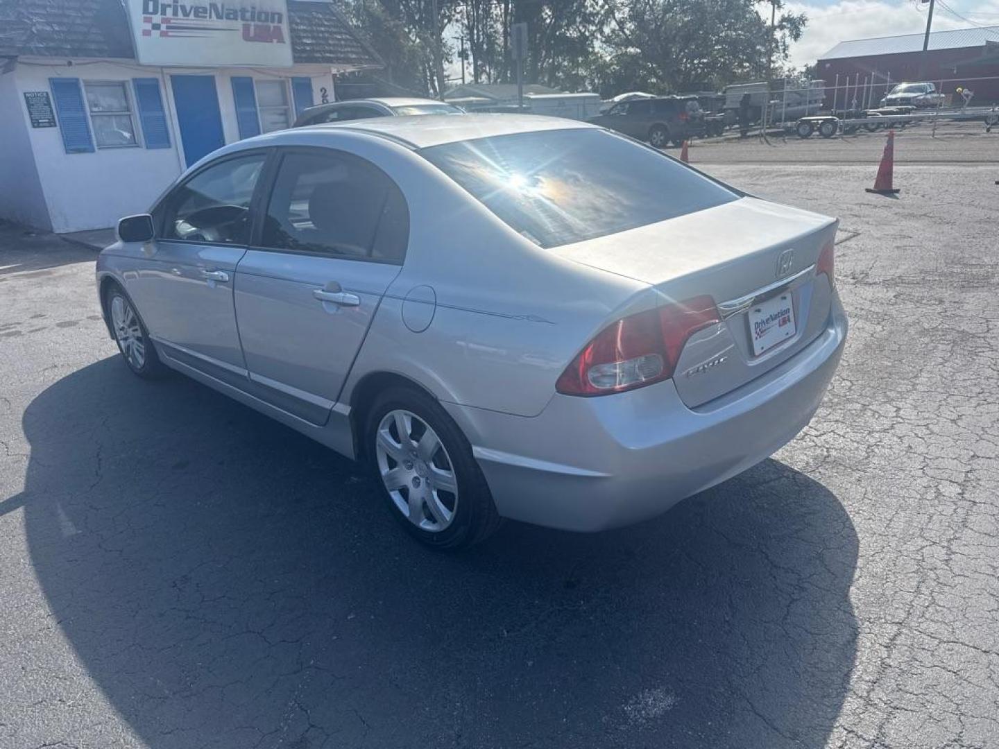 2009 SILVER HONDA CIVIC LX (2HGFA16539H) with an 1.8L engine, Automatic transmission, located at 2929 9th St. West, Bradenton, 34205, (941) 242-2810, 27.473591, -82.570679 - Thanks for inquring into DriveNation USA! All vehicles listed can be viewed at www.drivenationusa.com for vehicle history reports and additonal info. We cannot quote any terms such as down payments or monthly payments without an application. You can apply directly at www.drivenationusa.com or by con - Photo#5