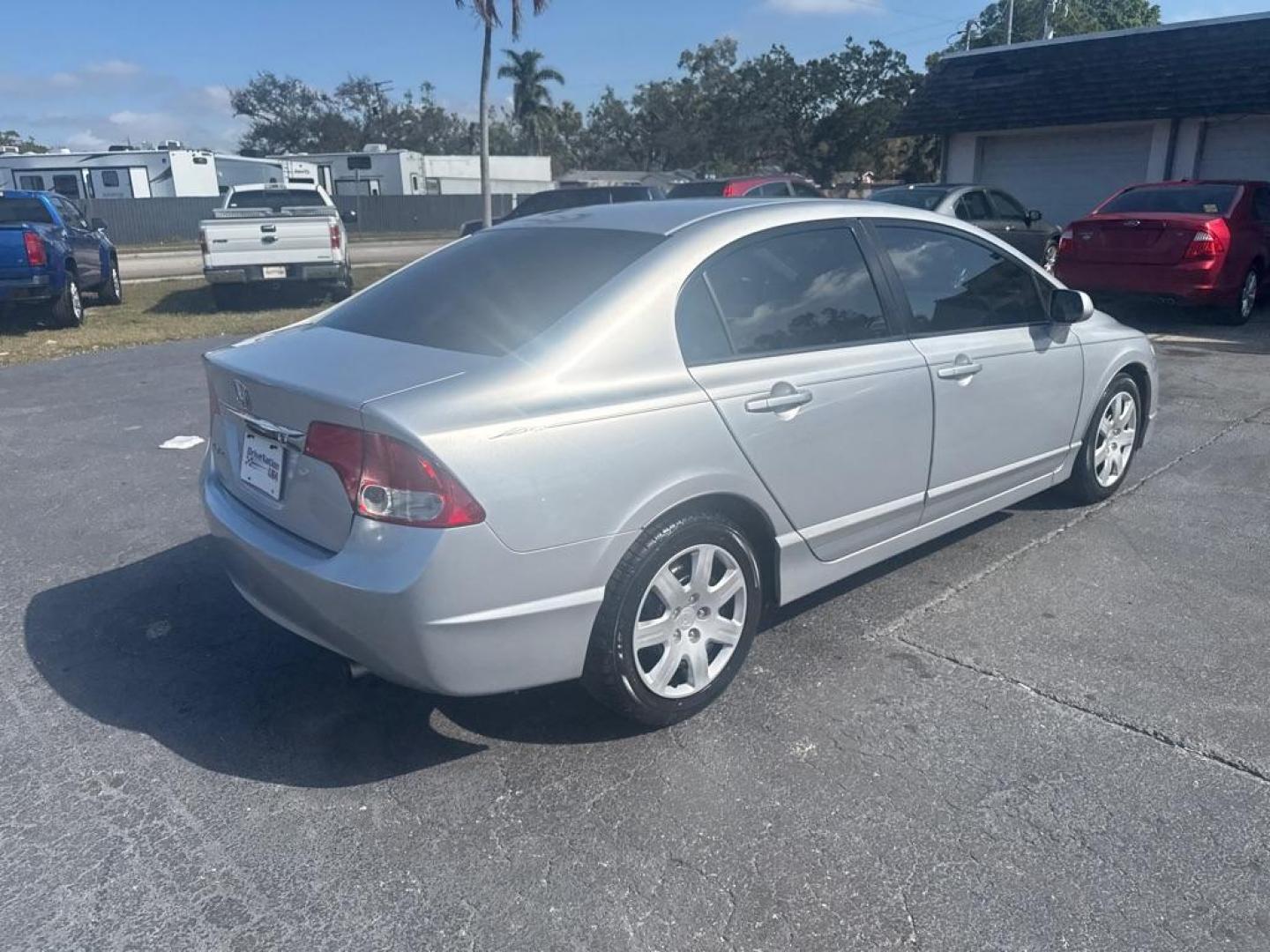 2009 SILVER HONDA CIVIC LX (2HGFA16539H) with an 1.8L engine, Automatic transmission, located at 2929 9th St. West, Bradenton, 34205, (941) 242-2810, 27.473591, -82.570679 - Thanks for inquring into DriveNation USA! All vehicles listed can be viewed at www.drivenationusa.com for vehicle history reports and additonal info. We cannot quote any terms such as down payments or monthly payments without an application. You can apply directly at www.drivenationusa.com or by con - Photo#6