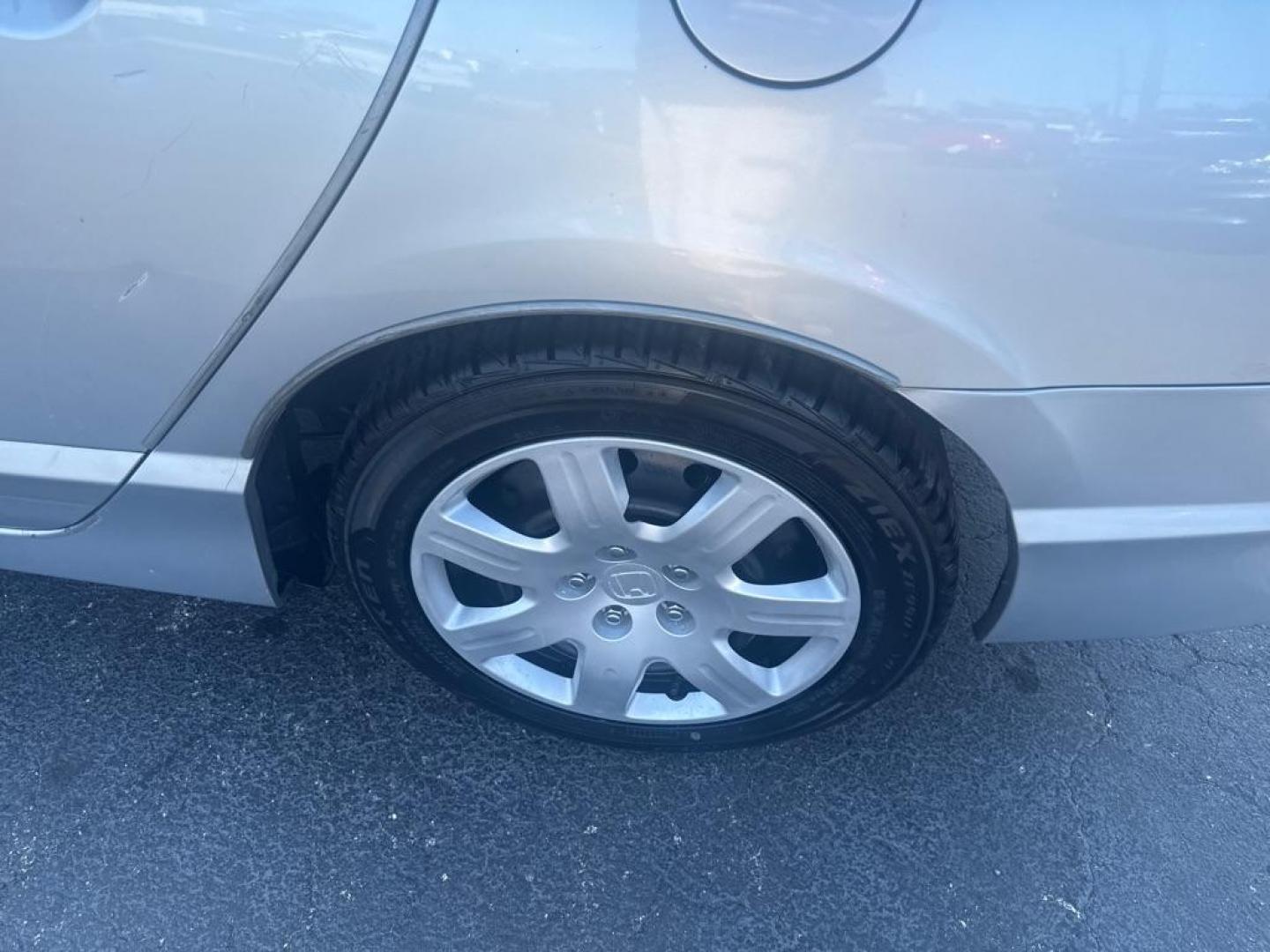 2009 SILVER HONDA CIVIC LX (2HGFA16539H) with an 1.8L engine, Automatic transmission, located at 2929 9th St. West, Bradenton, 34205, (941) 242-2810, 27.473591, -82.570679 - Thanks for inquring into DriveNation USA! All vehicles listed can be viewed at www.drivenationusa.com for vehicle history reports and additonal info. We cannot quote any terms such as down payments or monthly payments without an application. You can apply directly at www.drivenationusa.com or by con - Photo#8