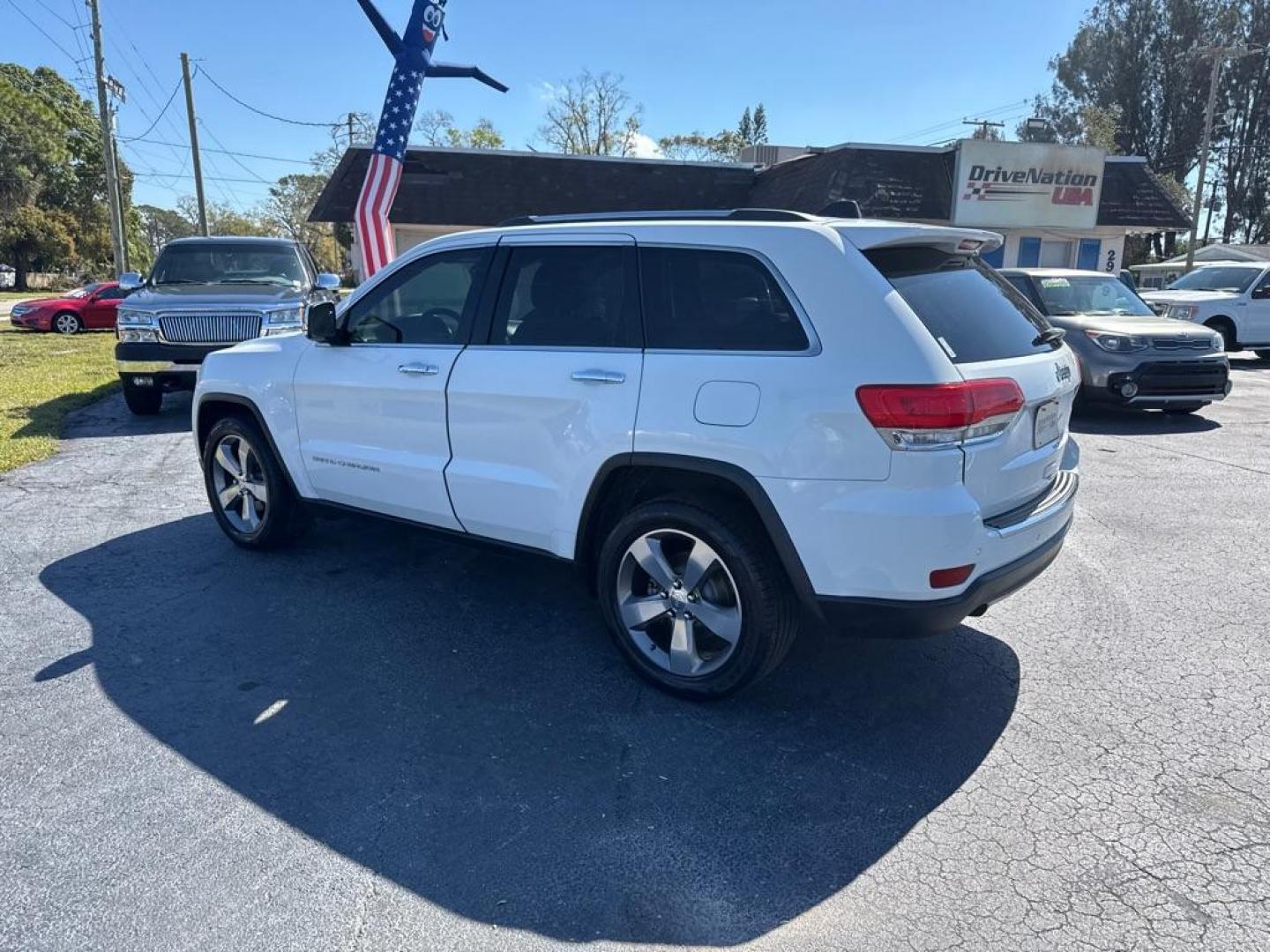 2014 WHITE JEEP GRAND CHEROKEE LIMITED (1C4RJEBG2EC) with an 3.6L engine, Automatic transmission, located at 2929 9th St. West, Bradenton, 34205, (941) 242-2810, 27.473591, -82.570679 - Thanks for inquring into DriveNation USA! All vehicles listed can be viewed at www.drivenationusa.com for vehicle history reports and additonal info. We cannot quote any terms such as down payments or monthly payments without an application. You can apply directly at www.drivenationusa.com or by con - Photo#4