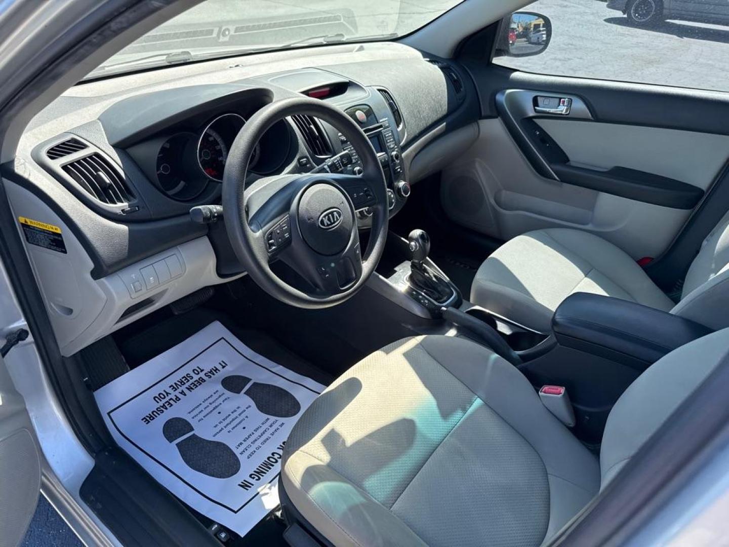 2013 SILVER KIA FORTE EX (KNAFU4A29D5) with an 2.0L engine, Automatic transmission, located at 2929 9th St. West, Bradenton, 34205, (941) 242-2810, 27.473591, -82.570679 - Thanks for inquring into DriveNation USA! All vehicles listed can be viewed at www.drivenationusa.com for vehicle history reports and additonal info. We cannot quote any terms such as down payments or monthly payments without an application. You can apply directly at www.drivenationusa.com or by con - Photo#9