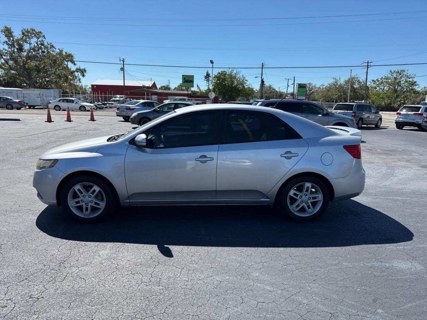 2013 SILVER KIA FORTE EX (KNAFU4A29D5) with an 2.0L engine, Automatic transmission, located at 2929 9th St. West, Bradenton, 34205, (941) 242-2810, 27.473591, -82.570679 - Thanks for inquring into DriveNation USA! All vehicles listed can be viewed at www.drivenationusa.com for vehicle history reports and additonal info. We cannot quote any terms such as down payments or monthly payments without an application. You can apply directly at www.drivenationusa.com or by con - Photo#4