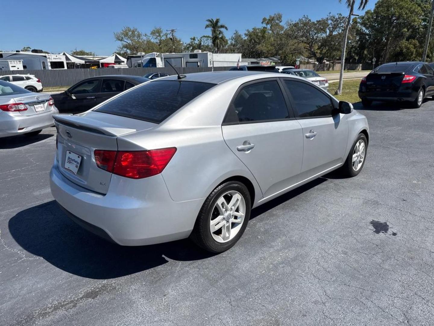 2013 SILVER KIA FORTE EX (KNAFU4A29D5) with an 2.0L engine, Automatic transmission, located at 2929 9th St. West, Bradenton, 34205, (941) 242-2810, 27.473591, -82.570679 - Thanks for inquring into DriveNation USA! All vehicles listed can be viewed at www.drivenationusa.com for vehicle history reports and additonal info. We cannot quote any terms such as down payments or monthly payments without an application. You can apply directly at www.drivenationusa.com or by con - Photo#7