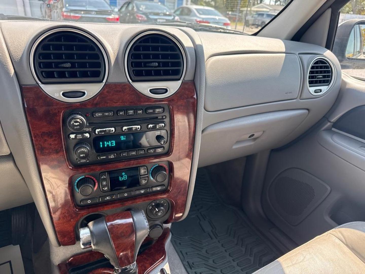 2007 WHITE GMC ENVOY DENALI (1GKES63M272) with an 5.3L engine, Automatic transmission, located at 2929 9th St. West, Bradenton, 34205, (941) 242-2810, 27.473591, -82.570679 - Thanks for inquring into DriveNation USA! All vehicles listed can be viewed at www.drivenationusa.com for vehicle history reports and additonal info. We cannot quote any terms such as down payments or monthly payments without an application. You can apply directly at www.drivenationusa.com or by con - Photo#13