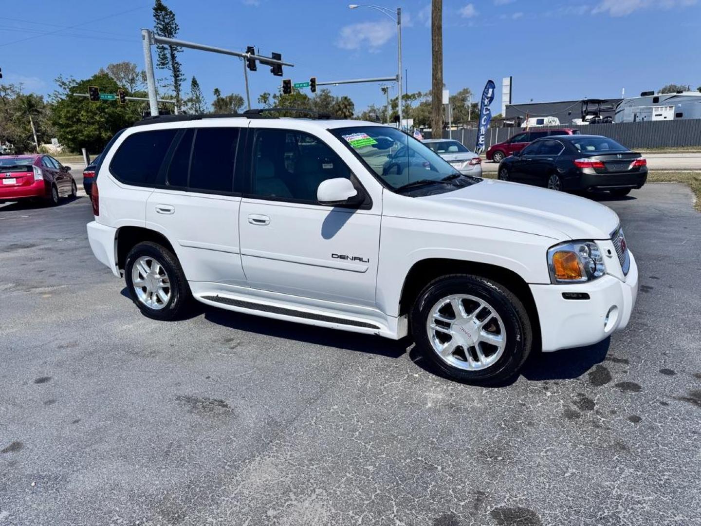 2007 WHITE GMC ENVOY DENALI (1GKES63M272) with an 5.3L engine, Automatic transmission, located at 2929 9th St. West, Bradenton, 34205, (941) 242-2810, 27.473591, -82.570679 - Thanks for inquring into DriveNation USA! All vehicles listed can be viewed at www.drivenationusa.com for vehicle history reports and additonal info. We cannot quote any terms such as down payments or monthly payments without an application. You can apply directly at www.drivenationusa.com or by con - Photo#1