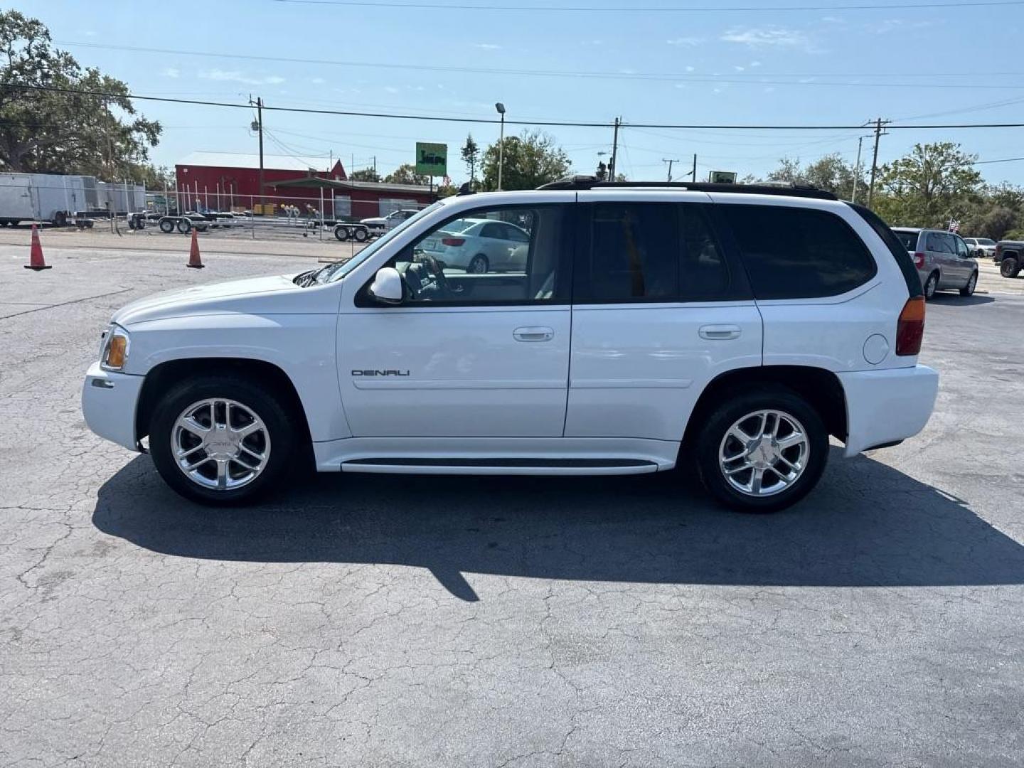 2007 WHITE GMC ENVOY DENALI (1GKES63M272) with an 5.3L engine, Automatic transmission, located at 2929 9th St. West, Bradenton, 34205, (941) 242-2810, 27.473591, -82.570679 - Thanks for inquring into DriveNation USA! All vehicles listed can be viewed at www.drivenationusa.com for vehicle history reports and additonal info. We cannot quote any terms such as down payments or monthly payments without an application. You can apply directly at www.drivenationusa.com or by con - Photo#4