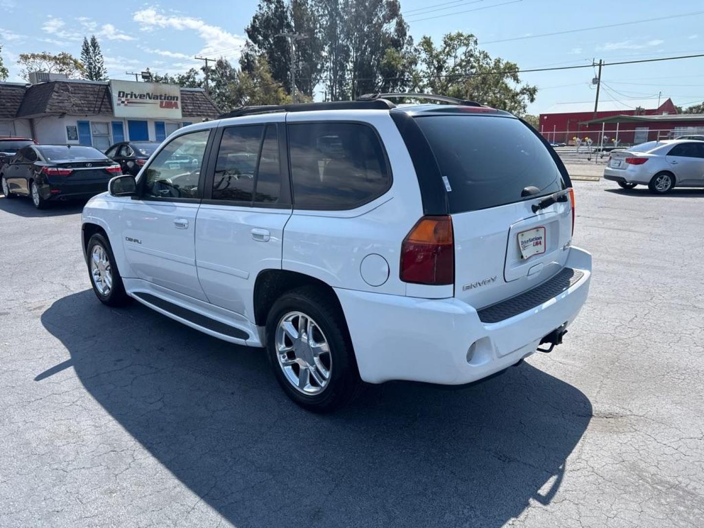 2007 WHITE GMC ENVOY DENALI (1GKES63M272) with an 5.3L engine, Automatic transmission, located at 2929 9th St. West, Bradenton, 34205, (941) 242-2810, 27.473591, -82.570679 - Thanks for inquring into DriveNation USA! All vehicles listed can be viewed at www.drivenationusa.com for vehicle history reports and additonal info. We cannot quote any terms such as down payments or monthly payments without an application. You can apply directly at www.drivenationusa.com or by con - Photo#5