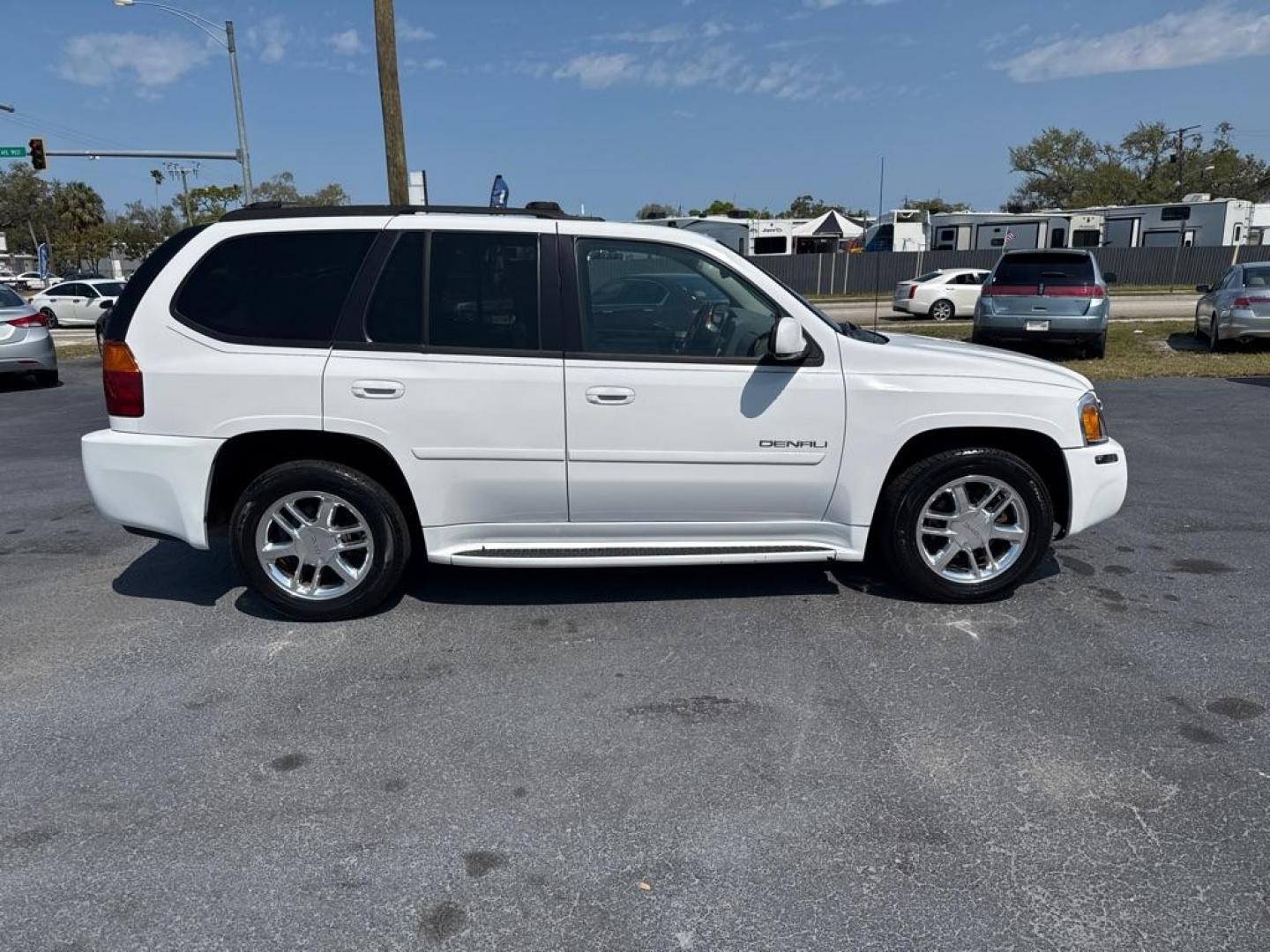 2007 WHITE GMC ENVOY DENALI (1GKES63M272) with an 5.3L engine, Automatic transmission, located at 2929 9th St. West, Bradenton, 34205, (941) 242-2810, 27.473591, -82.570679 - Thanks for inquring into DriveNation USA! All vehicles listed can be viewed at www.drivenationusa.com for vehicle history reports and additonal info. We cannot quote any terms such as down payments or monthly payments without an application. You can apply directly at www.drivenationusa.com or by con - Photo#8
