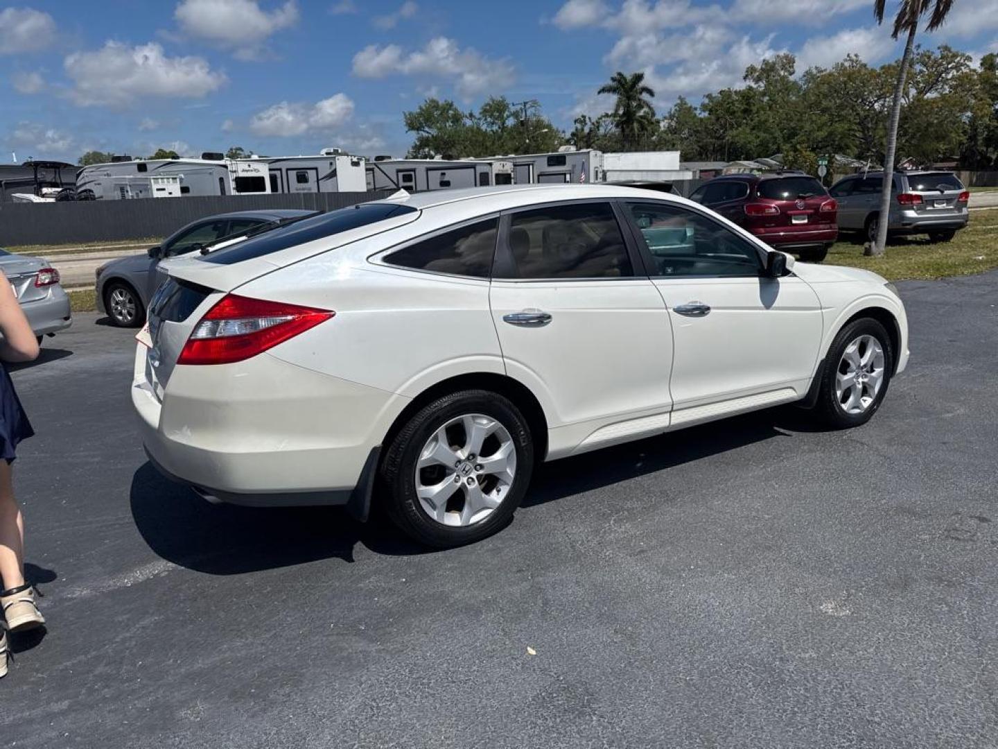 2010 WHITE HONDA ACCORD CROSSTOU EXL (5J6TF1H59AL) with an 3.5L engine, Automatic transmission, located at 2929 9th St. West, Bradenton, 34205, (941) 242-2810, 27.473591, -82.570679 - Thanks for inquring into DriveNation USA! All vehicles listed can be viewed at www.drivenationusa.com for vehicle history reports and additonal info. We cannot quote any terms such as down payments or monthly payments without an application. You can apply directly at www.drivenationusa.com or by con - Photo#6