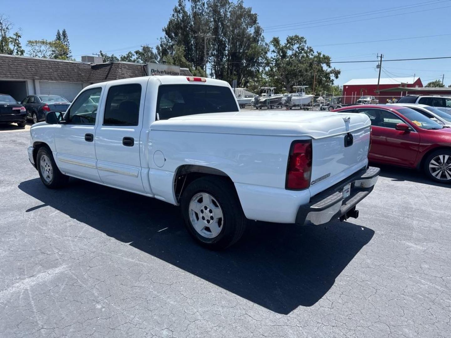 2006 WHITE CHEVROLET SILVERADO 1500 (2GCEC13T861) with an 5.3L engine, Automatic transmission, located at 2929 9th St. West, Bradenton, 34205, (941) 242-2810, 27.473591, -82.570679 - Thanks for inquring into DriveNation USA! All vehicles listed can be viewed at www.drivenationusa.com for vehicle history reports and additonal info. We cannot quote any terms such as down payments or monthly payments without an application. You can apply directly at www.drivenationusa.com or by con - Photo#5