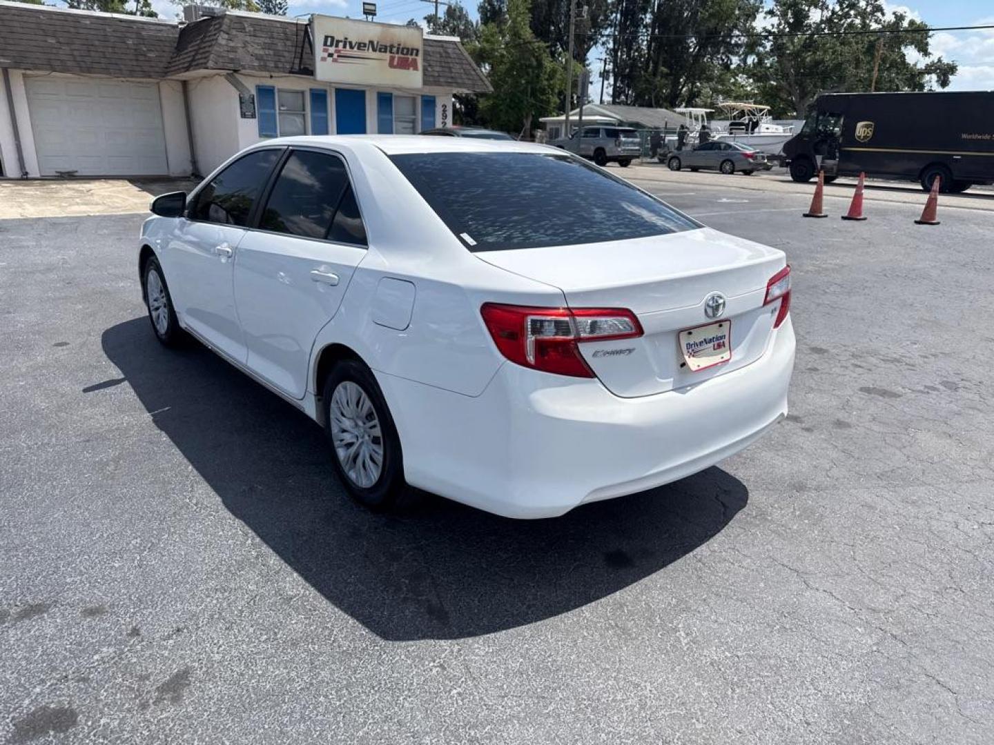 2013 WHITE TOYOTA CAMRY SE (4T1BF1FK0DU) with an 2.5L engine, Automatic transmission, located at 2929 9th St. West, Bradenton, 34205, (941) 242-2810, 27.473591, -82.570679 - Thanks for inquring into DriveNation USA! All vehicles listed can be viewed at www.drivenationusa.com for vehicle history reports and additonal info. We cannot quote any terms such as down payments or monthly payments without an application. You can apply directly at www.drivenationusa.com or by con - Photo#5