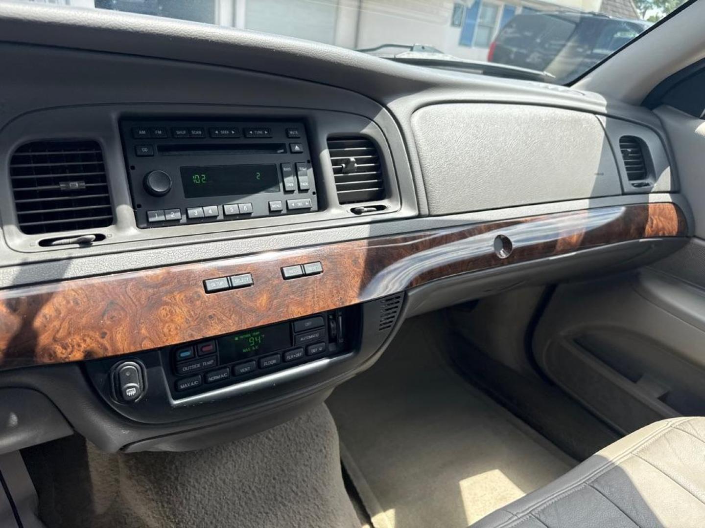 2008 BLUE MERCURY GRAND MARQUIS LS (2MEFM75V68X) with an 4.6L engine, Automatic transmission, located at 2929 9th St. West, Bradenton, 34205, (941) 242-2810, 27.473591, -82.570679 - Thanks for inquring into DriveNation USA! All vehicles listed can be viewed at www.drivenationusa.com for vehicle history reports and additonal info. We cannot quote any terms such as down payments or monthly payments without an application. You can apply directly at www.drivenationusa.com or by con - Photo#11