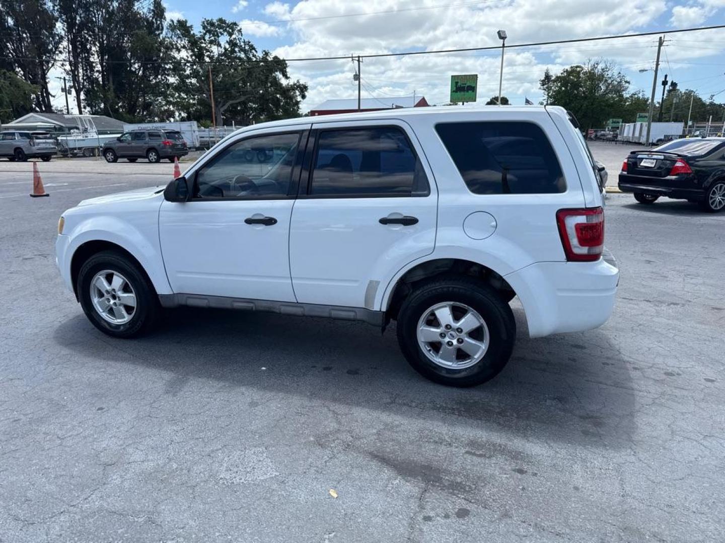 2009 WHITE FORD ESCAPE XLS (1FMCU02779K) with an 2.5L engine, Automatic transmission, located at 2929 9th St. West, Bradenton, 34205, (941) 242-2810, 27.473591, -82.570679 - Thanks for inquring into DriveNation USA! All vehicles listed can be viewed at www.drivenationusa.com for vehicle history reports and additonal info. We cannot quote any terms such as down payments or monthly payments without an application. You can apply directly at www.drivenationusa.com or by con - Photo#4