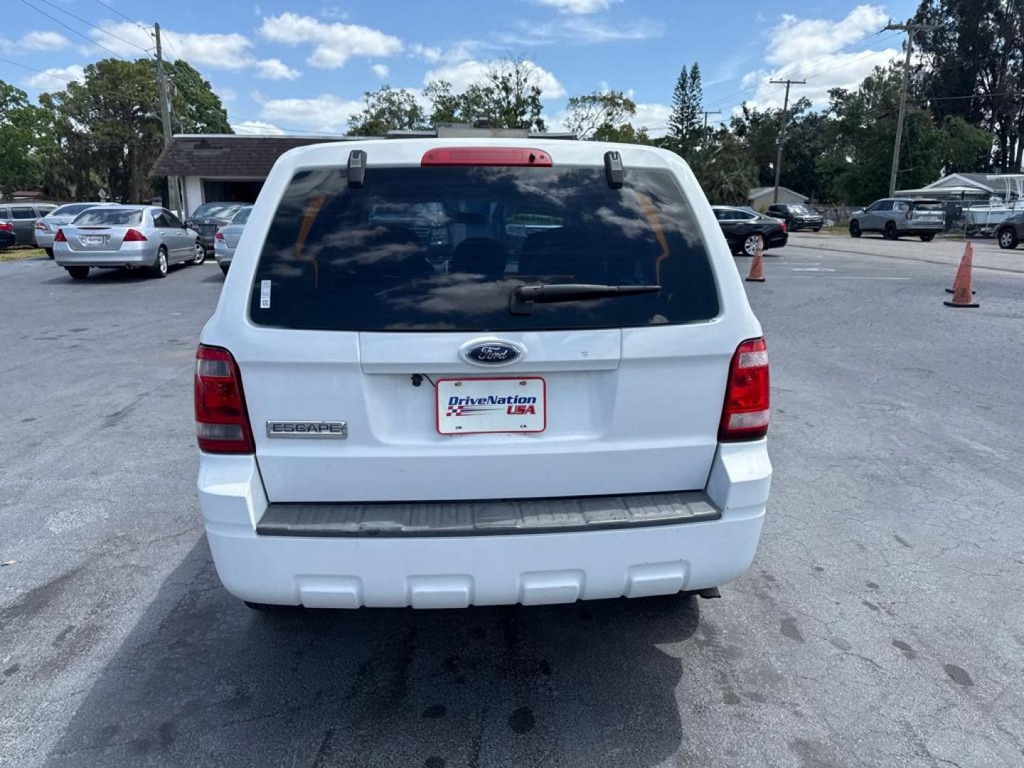 2009 WHITE FORD ESCAPE XLS (1FMCU02779K) with an 2.5L engine, Automatic transmission, located at 2929 9th St. West, Bradenton, 34205, (941) 242-2810, 27.473591, -82.570679 - Thanks for inquring into DriveNation USA! All vehicles listed can be viewed at www.drivenationusa.com for vehicle history reports and additonal info. We cannot quote any terms such as down payments or monthly payments without an application. You can apply directly at www.drivenationusa.com or by con - Photo#5