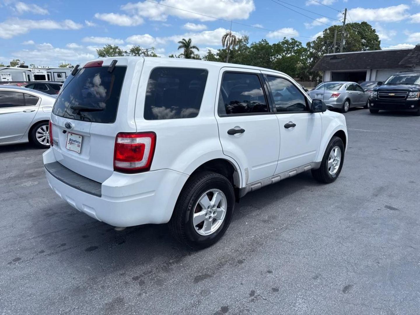 2009 WHITE FORD ESCAPE XLS (1FMCU02779K) with an 2.5L engine, Automatic transmission, located at 2929 9th St. West, Bradenton, 34205, (941) 242-2810, 27.473591, -82.570679 - Thanks for inquring into DriveNation USA! All vehicles listed can be viewed at www.drivenationusa.com for vehicle history reports and additonal info. We cannot quote any terms such as down payments or monthly payments without an application. You can apply directly at www.drivenationusa.com or by con - Photo#6