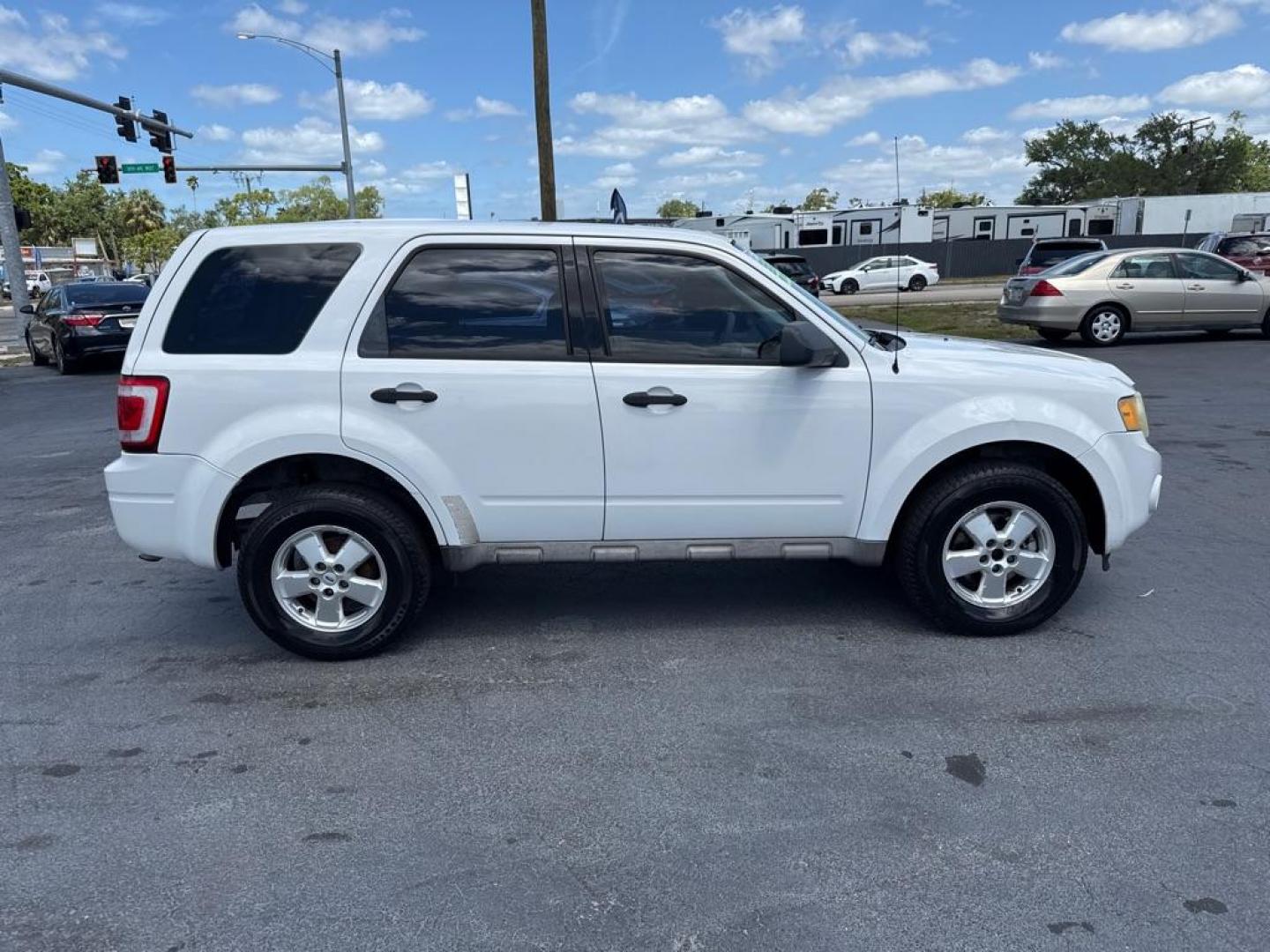 2009 WHITE FORD ESCAPE XLS (1FMCU02779K) with an 2.5L engine, Automatic transmission, located at 2929 9th St. West, Bradenton, 34205, (941) 242-2810, 27.473591, -82.570679 - Thanks for inquring into DriveNation USA! All vehicles listed can be viewed at www.drivenationusa.com for vehicle history reports and additonal info. We cannot quote any terms such as down payments or monthly payments without an application. You can apply directly at www.drivenationusa.com or by con - Photo#7