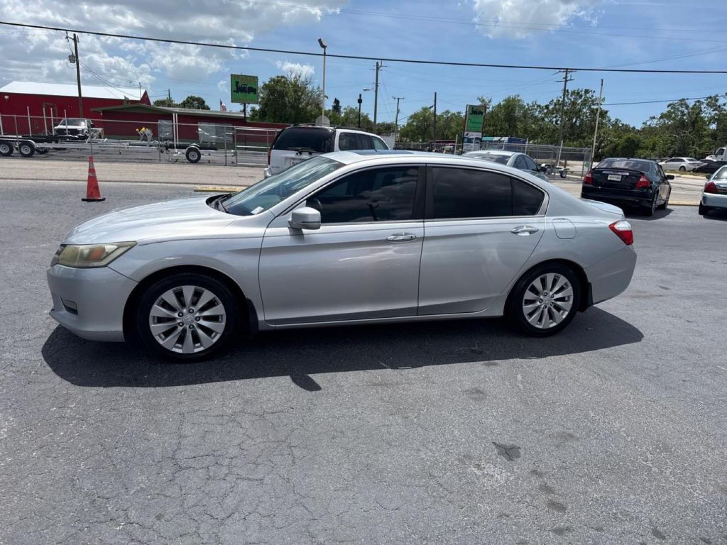 2014 SILVER HONDA ACCORD EXL (1HGCR2F84EA) with an 2.4L engine, Continuously Variable transmission, located at 2929 9th St. West, Bradenton, 34205, (941) 242-2810, 27.473591, -82.570679 - Photo#4