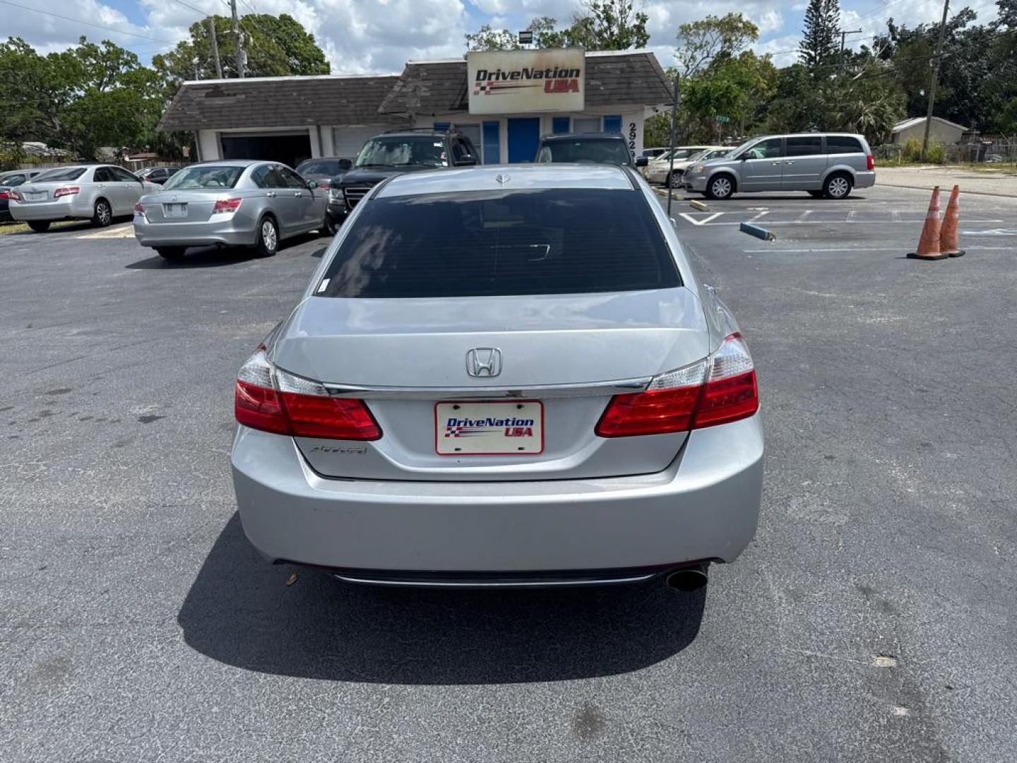 2014 SILVER HONDA ACCORD EXL (1HGCR2F84EA) with an 2.4L engine, Continuously Variable transmission, located at 2929 9th St. West, Bradenton, 34205, (941) 242-2810, 27.473591, -82.570679 - Photo#6