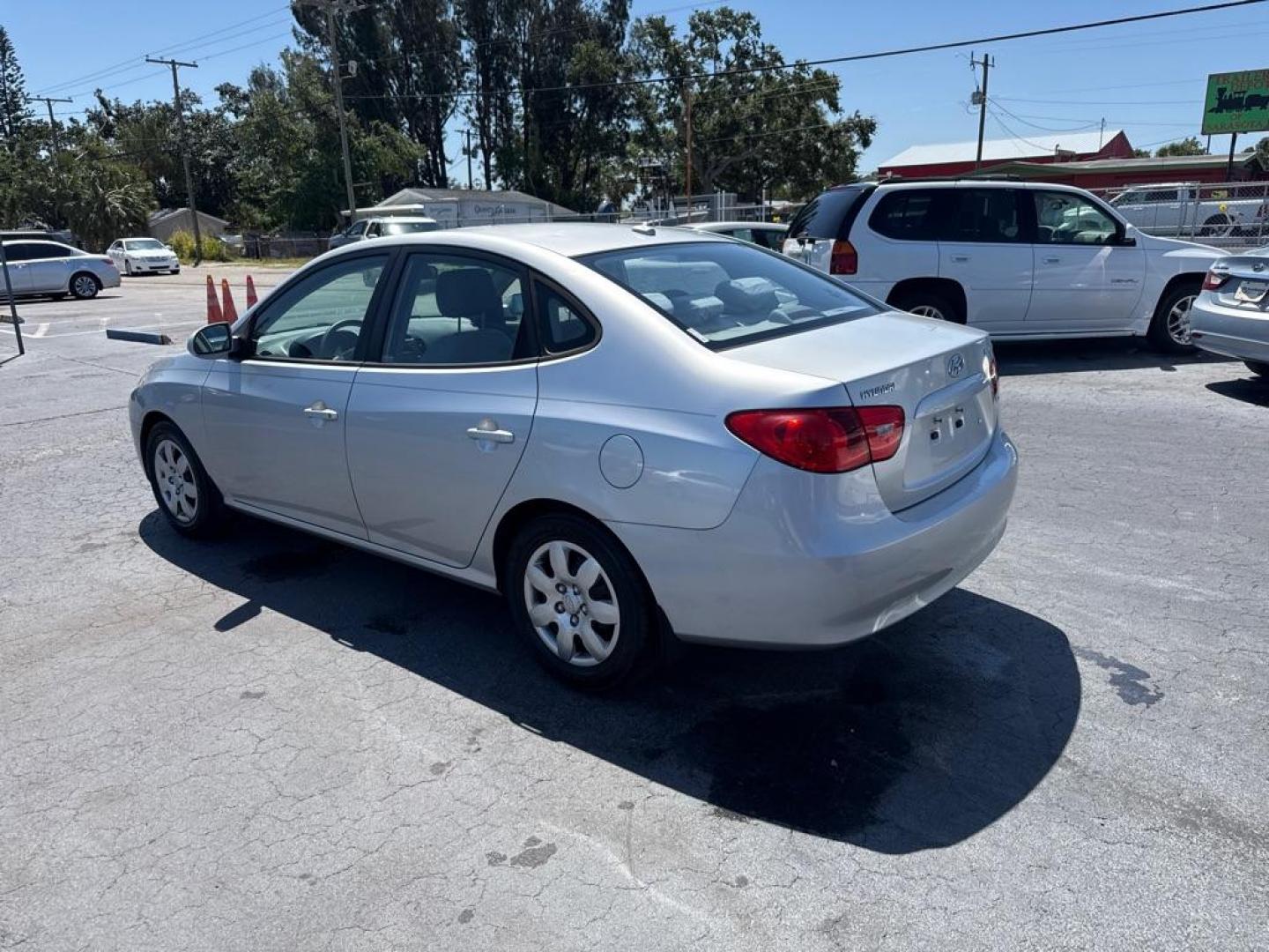 2008 SILVER HYUNDAI ELANTRA GLS (KMHDU46D58U) with an 2.0L engine, Automatic transmission, located at 2929 9th St. West, Bradenton, 34205, (941) 242-2810, 27.473591, -82.570679 - Thanks for inquring into DriveNation USA! All vehicles listed can be viewed at www.drivenationusa.com for vehicle history reports and additonal info. We cannot quote any terms such as down payments or monthly payments without an application. You can apply directly at www.drivenationusa.com or by con - Photo#5