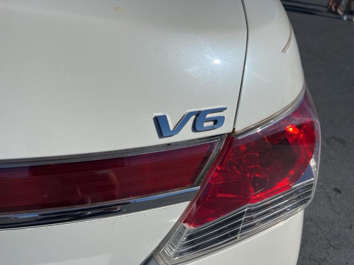 2011 WHITE HONDA ACCORD EXL (1HGCP3F85BA) with an 3.5L engine, Automatic transmission, located at 2929 9th St. West, Bradenton, 34205, (941) 242-2810, 27.473591, -82.570679 - Photo#10