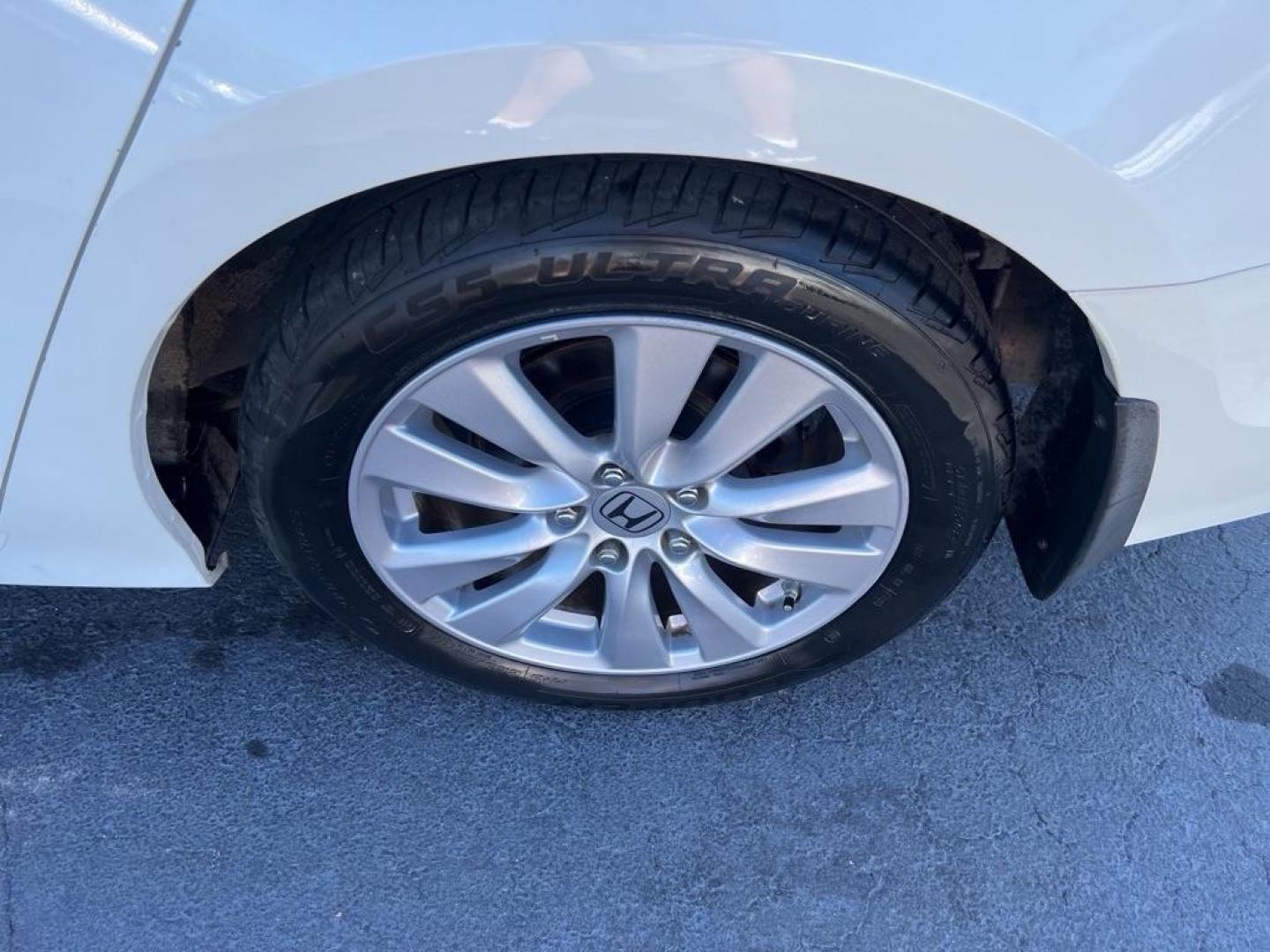 2011 WHITE HONDA ACCORD EXL (1HGCP3F85BA) with an 3.5L engine, Automatic transmission, located at 2929 9th St. West, Bradenton, 34205, (941) 242-2810, 27.473591, -82.570679 - Photo#11
