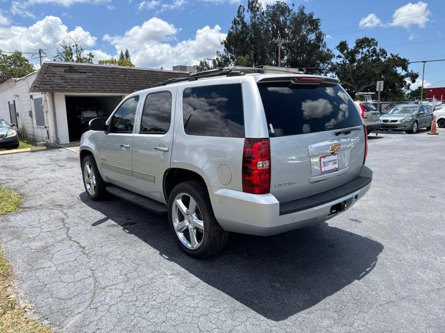 2014 SILVER CHEVROLET TAHOE 1500 LS (1GNSCAE01ER) with an 5.3L engine, Automatic transmission, located at 2929 9th St. West, Bradenton, 34205, (941) 242-2810, 27.473591, -82.570679 - Thanks for inquring into DriveNation USA! All vehicles listed can be viewed at www.drivenationusa.com for vehicle history reports and additonal info. We cannot quote any terms such as down payments or monthly payments without an application. You can apply directly at www.drivenationusa.com or by con - Photo#5