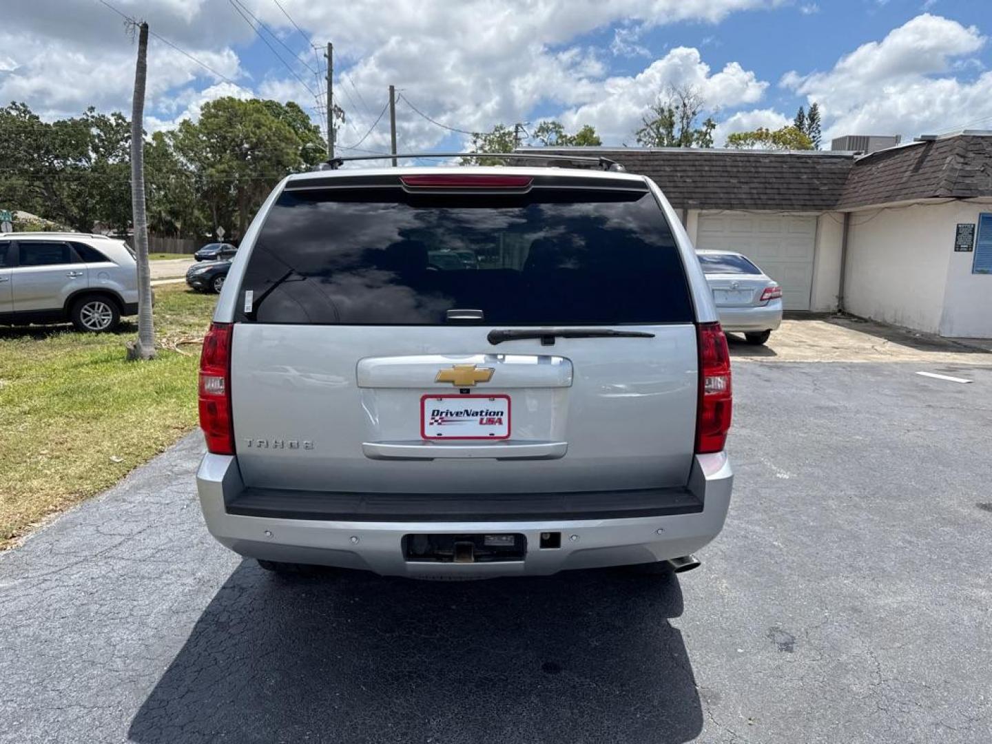 2014 SILVER CHEVROLET TAHOE 1500 LS (1GNSCAE01ER) with an 5.3L engine, Automatic transmission, located at 2929 9th St. West, Bradenton, 34205, (941) 242-2810, 27.473591, -82.570679 - Thanks for inquring into DriveNation USA! All vehicles listed can be viewed at www.drivenationusa.com for vehicle history reports and additonal info. We cannot quote any terms such as down payments or monthly payments without an application. You can apply directly at www.drivenationusa.com or by con - Photo#6