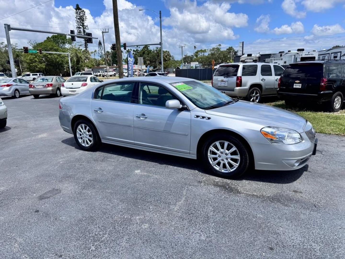 2010 SILVER BUICK LUCERNE CXL (1G4HC5E1XAU) with an 3.9L engine, Automatic transmission, located at 2929 9th St. West, Bradenton, 34205, (941) 242-2810, 27.473591, -82.570679 - Photo#2