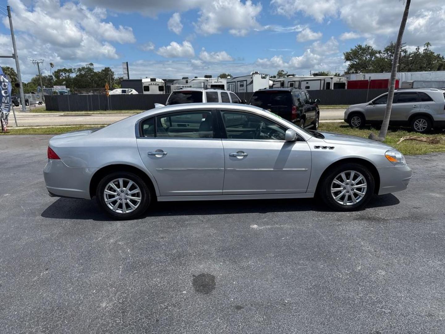 2010 SILVER BUICK LUCERNE CXL (1G4HC5E1XAU) with an 3.9L engine, Automatic transmission, located at 2929 9th St. West, Bradenton, 34205, (941) 242-2810, 27.473591, -82.570679 - Photo#8