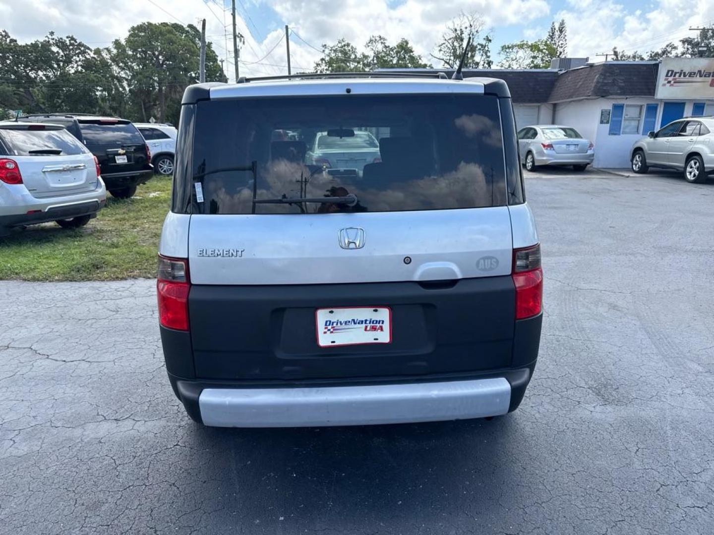 2007 SILVER HONDA ELEMENT LX (5J6YH18307L) with an 2.4L engine, Automatic transmission, located at 2929 9th St. West, Bradenton, 34205, (941) 242-2810, 27.473591, -82.570679 - Thanks for inquring into DriveNation USA! All vehicles listed can be viewed at www.drivenationusa.com for vehicle history reports and additonal info. We cannot quote any terms such as down payments or monthly payments without an application. You can apply directly at www.drivenationusa.com or by con - Photo#5