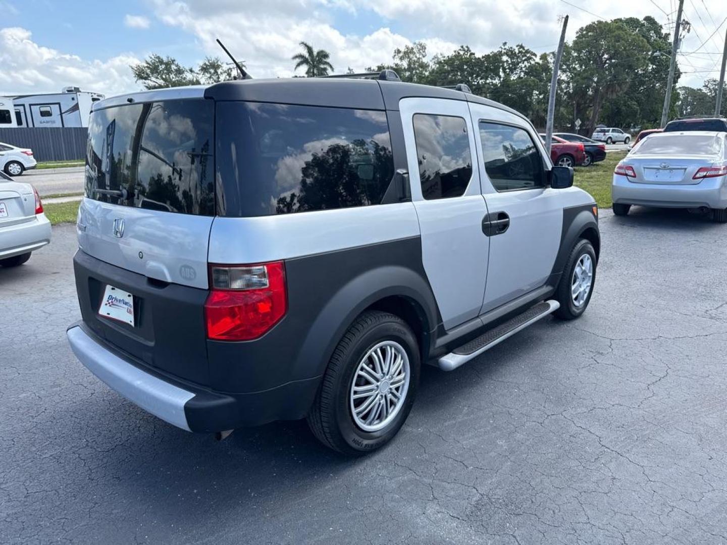 2007 SILVER HONDA ELEMENT LX (5J6YH18307L) with an 2.4L engine, Automatic transmission, located at 2929 9th St. West, Bradenton, 34205, (941) 242-2810, 27.473591, -82.570679 - Thanks for inquring into DriveNation USA! All vehicles listed can be viewed at www.drivenationusa.com for vehicle history reports and additonal info. We cannot quote any terms such as down payments or monthly payments without an application. You can apply directly at www.drivenationusa.com or by con - Photo#6