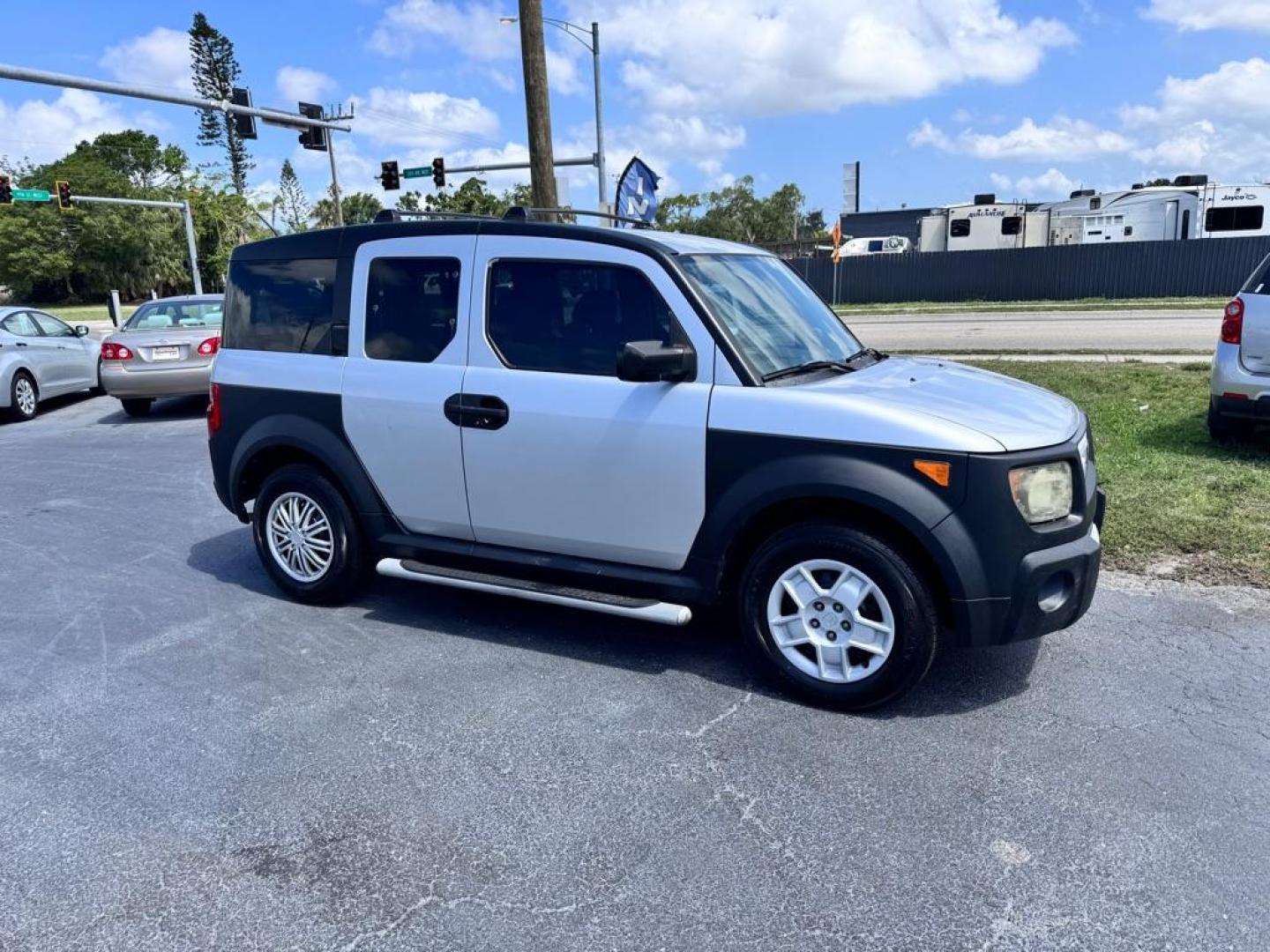 2007 SILVER HONDA ELEMENT LX (5J6YH18307L) with an 2.4L engine, Automatic transmission, located at 2929 9th St. West, Bradenton, 34205, (941) 242-2810, 27.473591, -82.570679 - Thanks for inquring into DriveNation USA! All vehicles listed can be viewed at www.drivenationusa.com for vehicle history reports and additonal info. We cannot quote any terms such as down payments or monthly payments without an application. You can apply directly at www.drivenationusa.com or by con - Photo#11