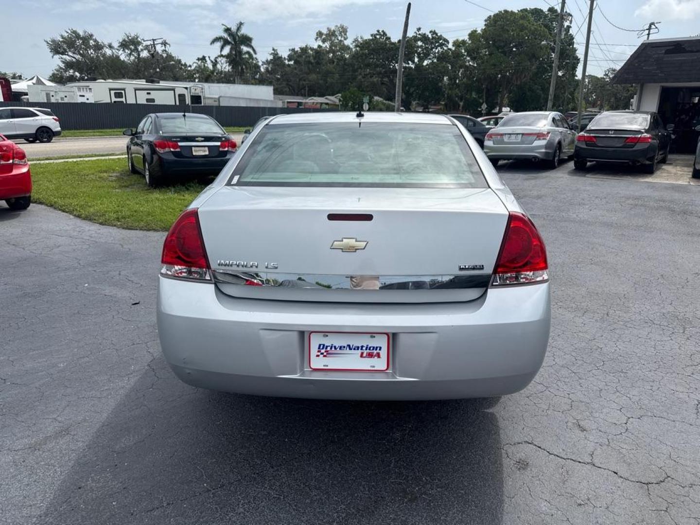 2009 SILVER CHEVROLET IMPALA LS (2G1WB57K391) with an 3.5L engine, Automatic transmission, located at 2929 9th St. West, Bradenton, 34205, (941) 242-2810, 27.473591, -82.570679 - Thanks for inquring into DriveNation USA! All vehicles listed can be viewed at www.drivenationusa.com for vehicle history reports and additonal info. We cannot quote any terms such as down payments or monthly payments without an application. You can apply directly at www.drivenationusa.com or by con - Photo#6