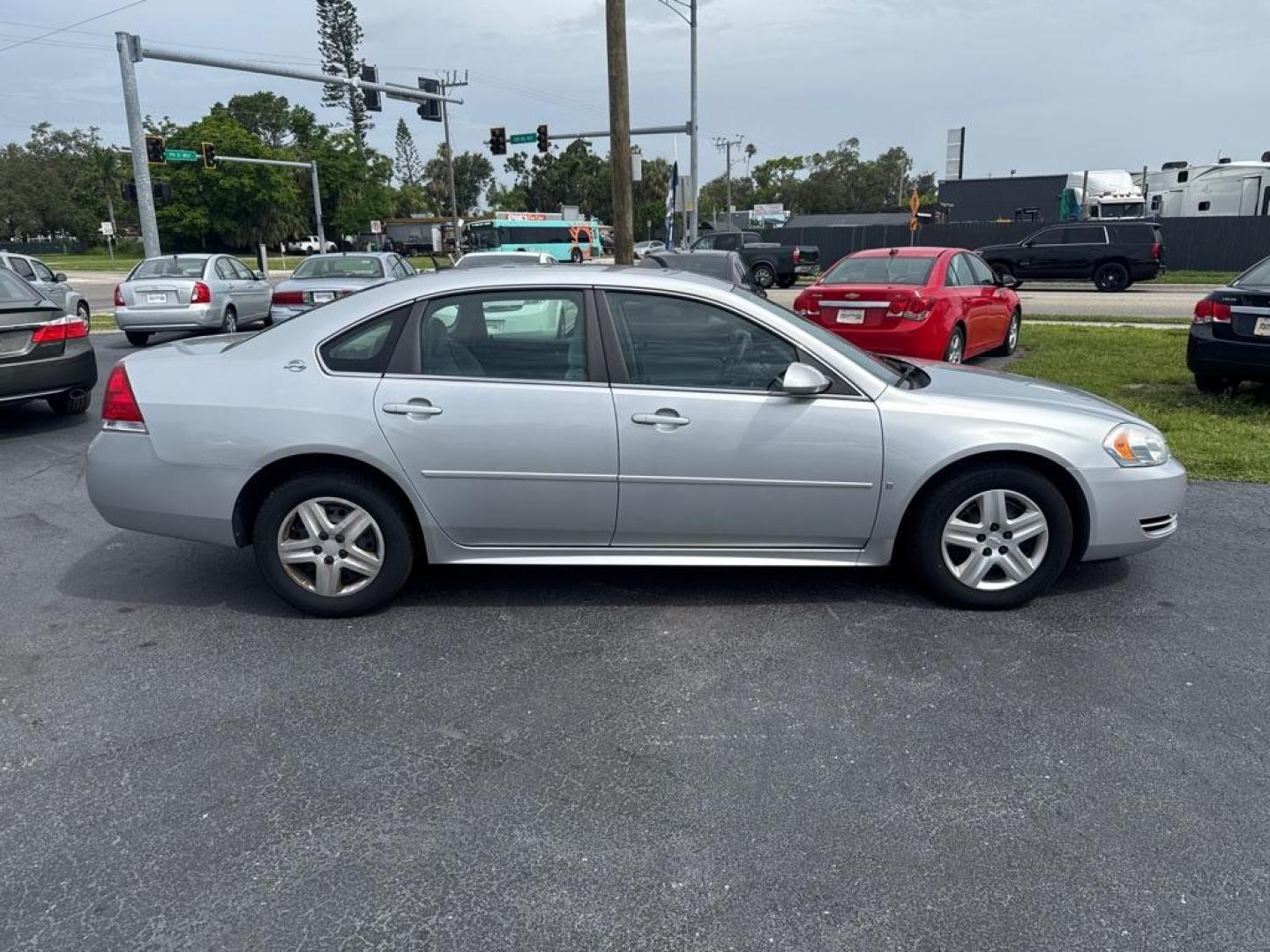 2009 SILVER CHEVROLET IMPALA LS (2G1WB57K391) with an 3.5L engine, Automatic transmission, located at 2929 9th St. West, Bradenton, 34205, (941) 242-2810, 27.473591, -82.570679 - Thanks for inquring into DriveNation USA! All vehicles listed can be viewed at www.drivenationusa.com for vehicle history reports and additonal info. We cannot quote any terms such as down payments or monthly payments without an application. You can apply directly at www.drivenationusa.com or by con - Photo#8