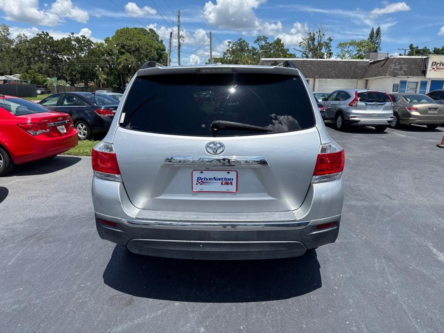 2011 SILVER TOYOTA HIGHLANDER LIMITED (5TDYK3EH7BS) with an 3.5L engine, Automatic transmission, located at 2929 9th St. West, Bradenton, 34205, (941) 242-2810, 27.473591, -82.570679 - Thanks for inquring into DriveNation USA! All vehicles listed can be viewed at www.drivenationusa.com for vehicle history reports and additonal info. We cannot quote any terms such as down payments or monthly payments without an application. You can apply directly at www.drivenationusa.com or by con - Photo#5