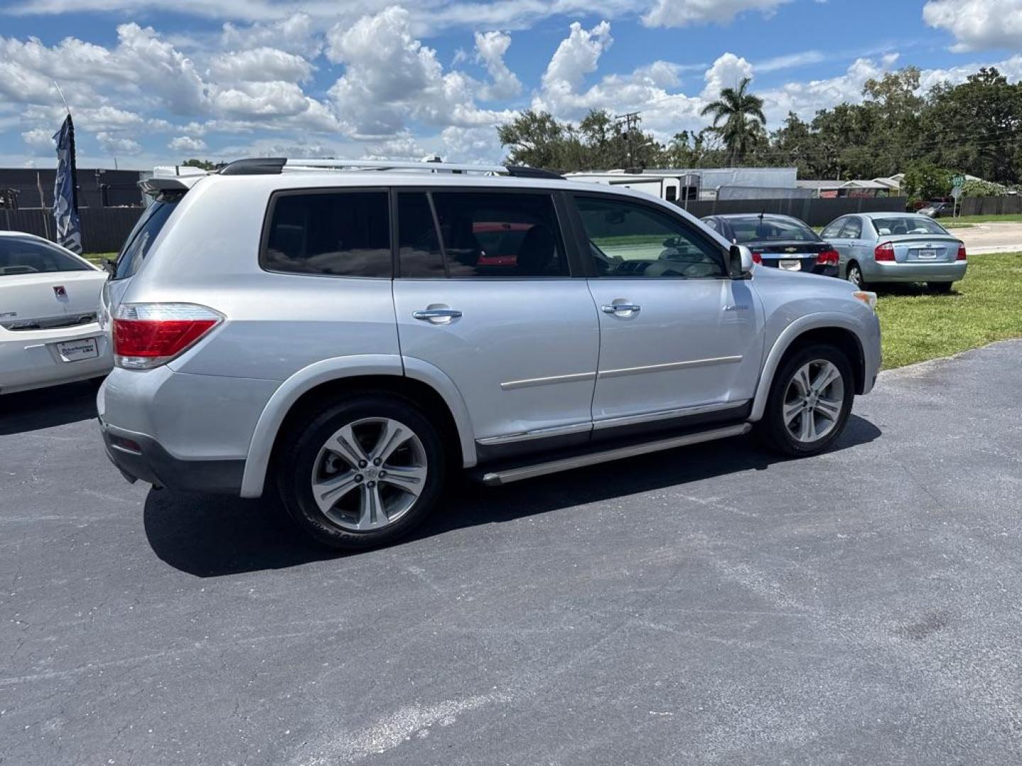 2011 SILVER TOYOTA HIGHLANDER LIMITED (5TDYK3EH7BS) with an 3.5L engine, Automatic transmission, located at 2929 9th St. West, Bradenton, 34205, (941) 242-2810, 27.473591, -82.570679 - Thanks for inquring into DriveNation USA! All vehicles listed can be viewed at www.drivenationusa.com for vehicle history reports and additonal info. We cannot quote any terms such as down payments or monthly payments without an application. You can apply directly at www.drivenationusa.com or by con - Photo#6