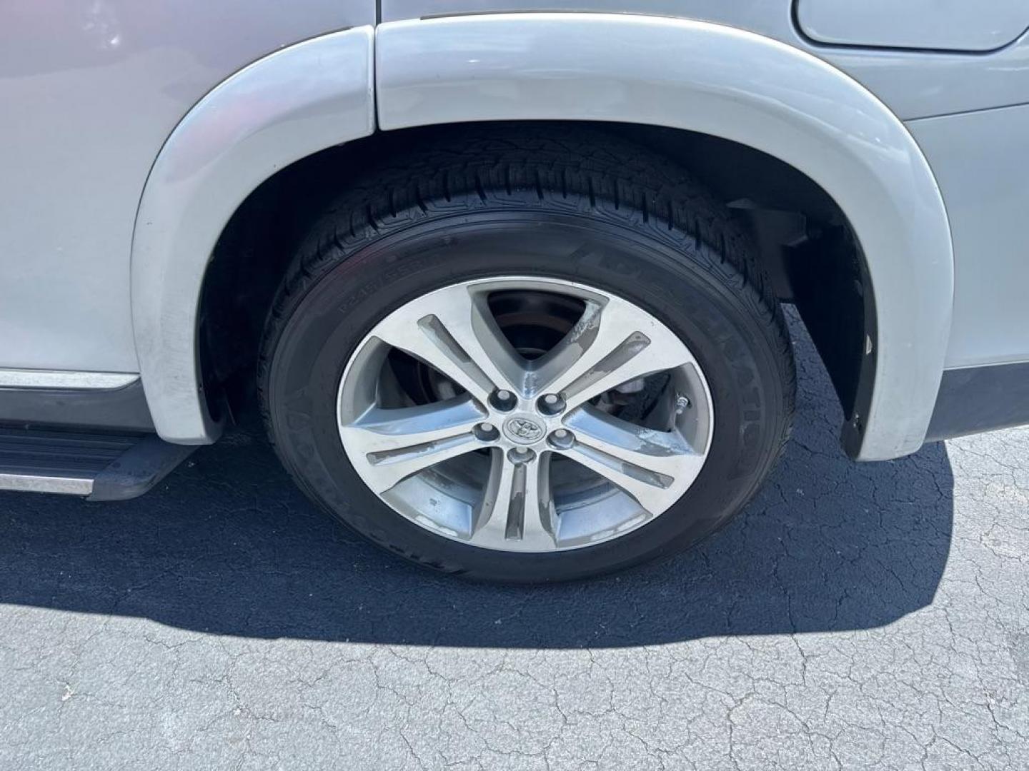 2011 SILVER TOYOTA HIGHLANDER LIMITED (5TDYK3EH7BS) with an 3.5L engine, Automatic transmission, located at 2929 9th St. West, Bradenton, 34205, (941) 242-2810, 27.473591, -82.570679 - Thanks for inquring into DriveNation USA! All vehicles listed can be viewed at www.drivenationusa.com for vehicle history reports and additonal info. We cannot quote any terms such as down payments or monthly payments without an application. You can apply directly at www.drivenationusa.com or by con - Photo#8