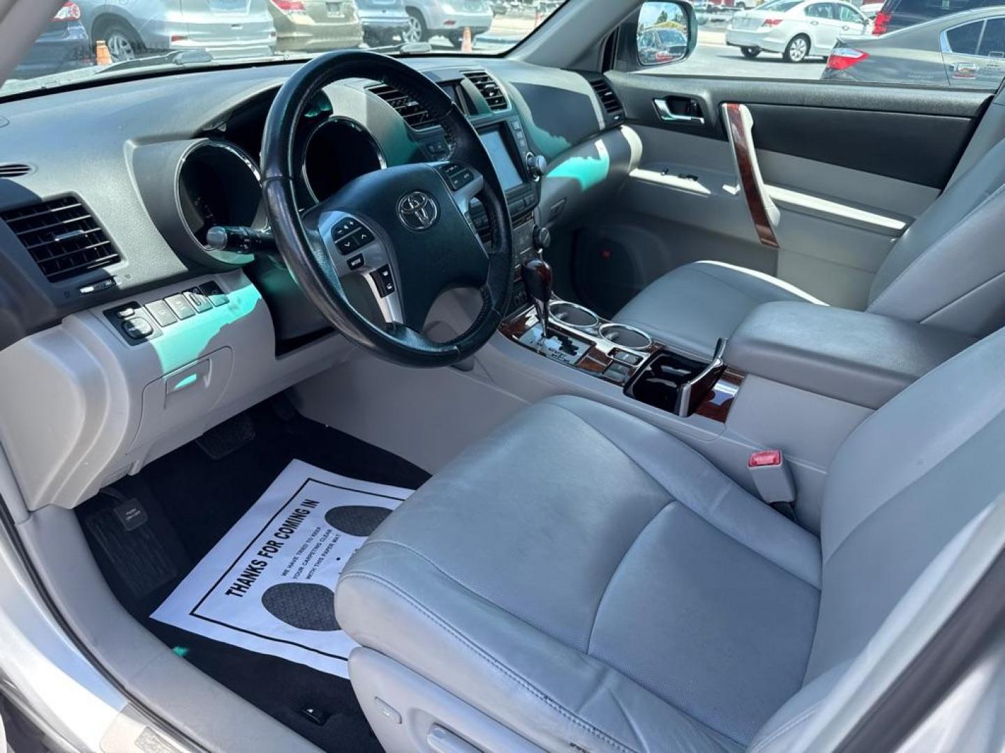 2011 SILVER TOYOTA HIGHLANDER LIMITED (5TDYK3EH7BS) with an 3.5L engine, Automatic transmission, located at 2929 9th St. West, Bradenton, 34205, (941) 242-2810, 27.473591, -82.570679 - Thanks for inquring into DriveNation USA! All vehicles listed can be viewed at www.drivenationusa.com for vehicle history reports and additonal info. We cannot quote any terms such as down payments or monthly payments without an application. You can apply directly at www.drivenationusa.com or by con - Photo#9