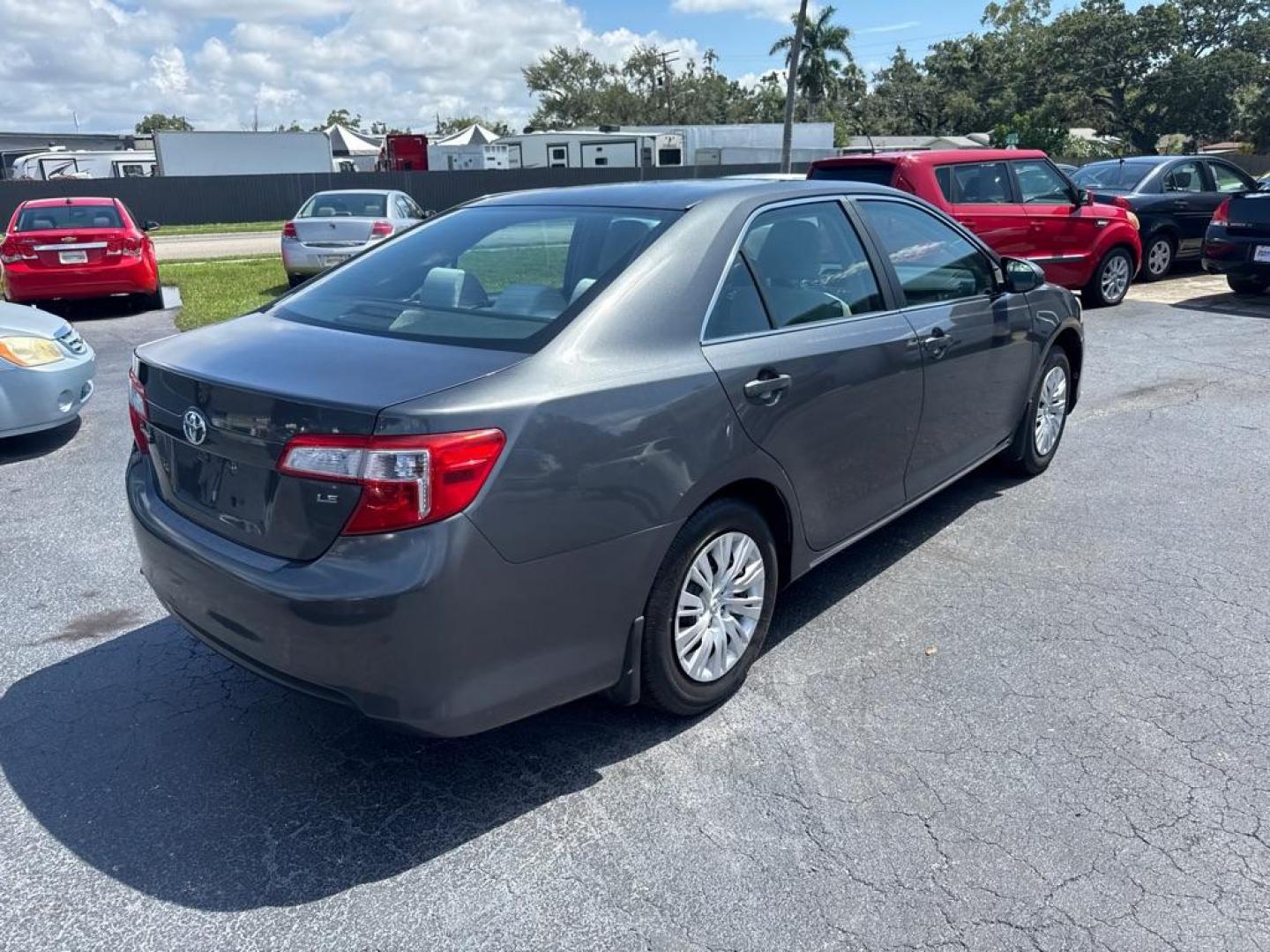 2012 GRAY TOYOTA CAMRY SE (4T1BF1FK8CU) with an 2.5L engine, Automatic transmission, located at 2929 9th St. West, Bradenton, 34205, (941) 242-2810, 27.473591, -82.570679 - Photo#6