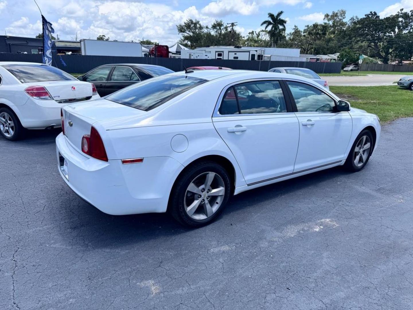 2011 WHITE CHEVROLET MALIBU 1LT (1G1ZC5E1XBF) with an 2.4L engine, Automatic transmission, located at 2929 9th St. West, Bradenton, 34205, (941) 242-2810, 27.473591, -82.570679 - Photo#5