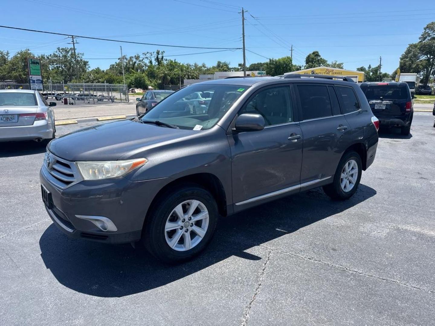 2012 GRAY TOYOTA HIGHLANDER LIMITED (5TDZK3EH6CS) with an 3.5L engine, Automatic transmission, located at 2929 9th St. West, Bradenton, 34205, (941) 242-2810, 27.473591, -82.570679 - Thanks for inquring into DriveNation USA! All vehicles listed can be viewed at www.drivenationusa.com for vehicle history reports and additonal info. We cannot quote any terms such as down payments or monthly payments without an application. You can apply directly at www.drivenationusa.com or by con - Photo#3